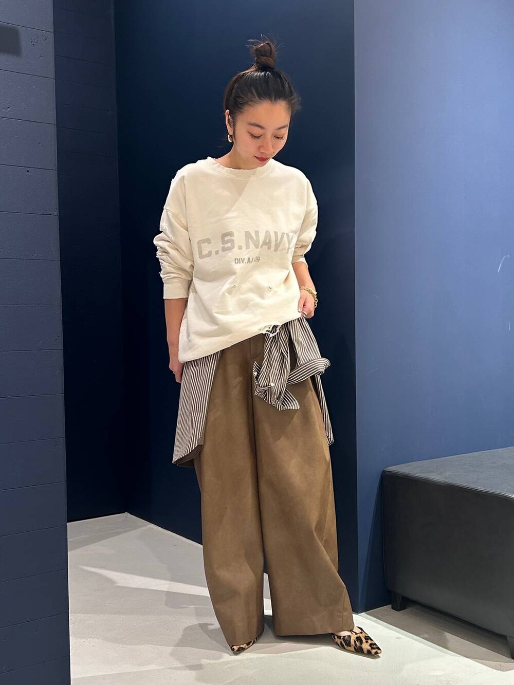 イエロー系のその他パンツ、ブラウン系のシャツ/ブラウス、ゴールド系のブレスレットを着用したレディースの春コーディネートの4枚目の写真