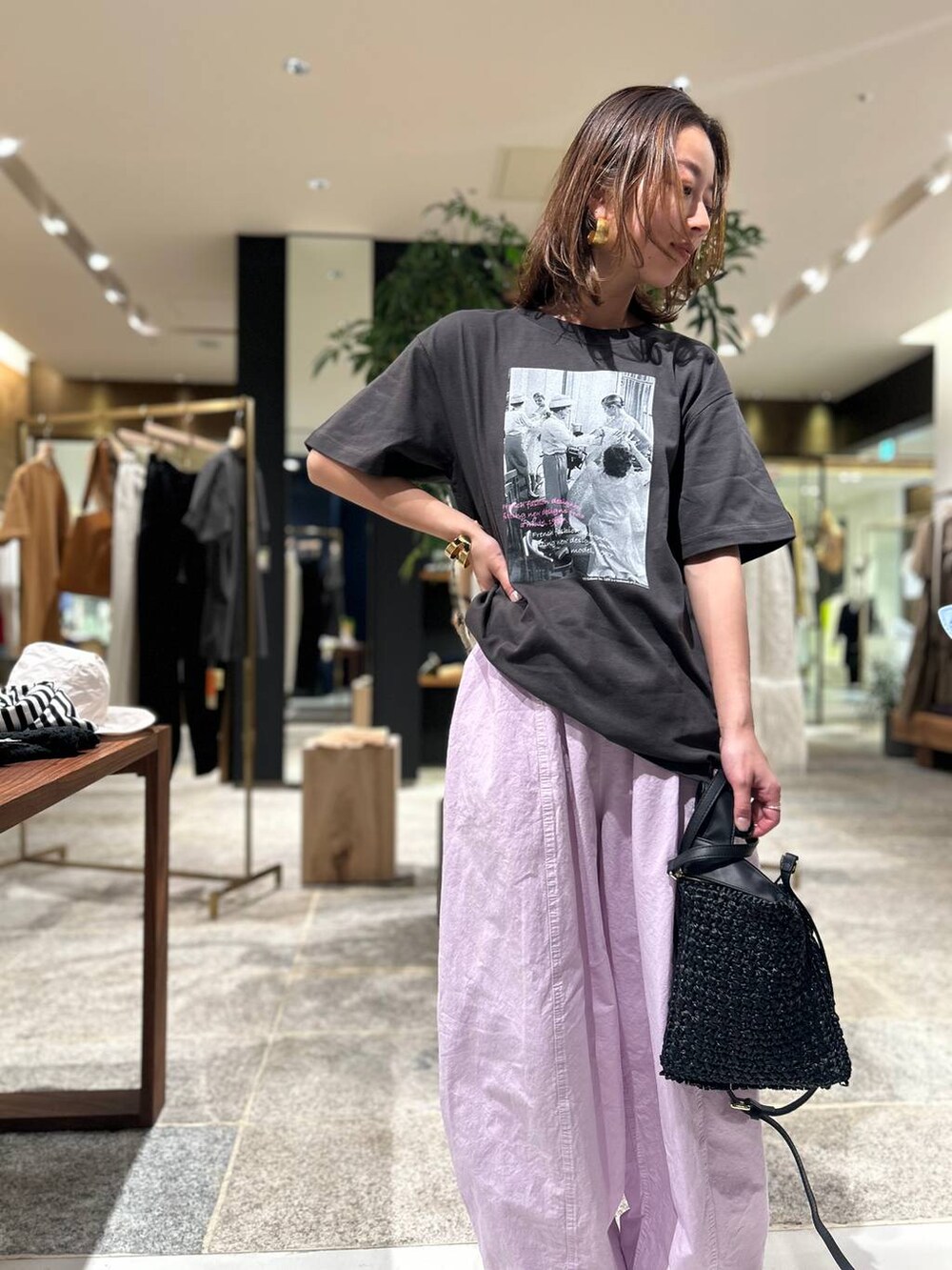 ピンク系のその他パンツ、ブラック系のTシャツ/カットソー、ゴールド系のバングル/リストバンドを着用したレディースの夏コーディネートの3枚目の写真