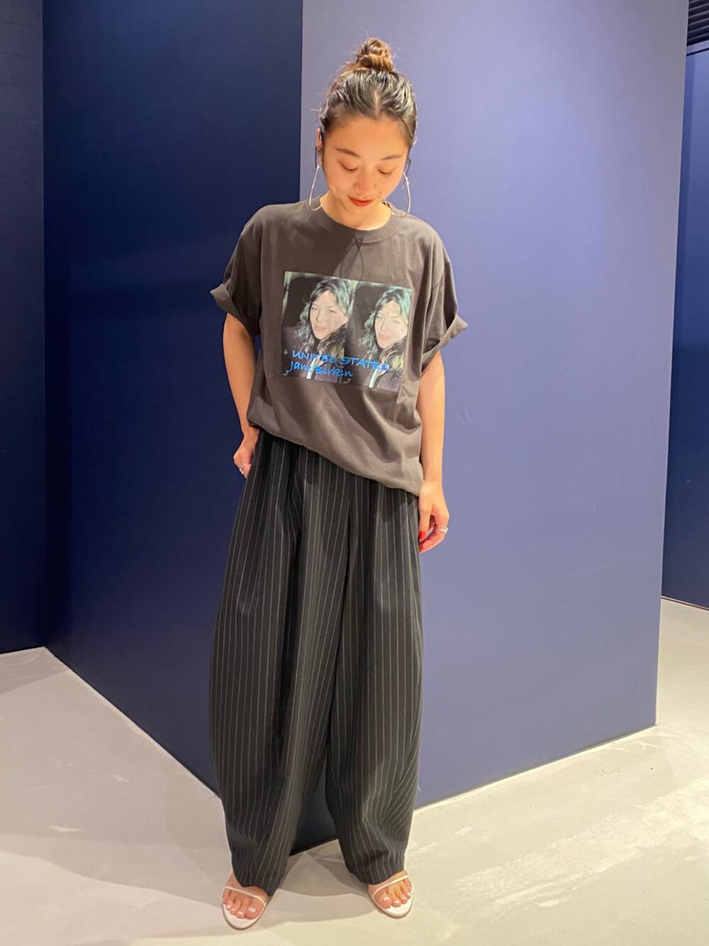 ブラック系のその他パンツを着用したレディースの夏コーディネートの2枚目の写真