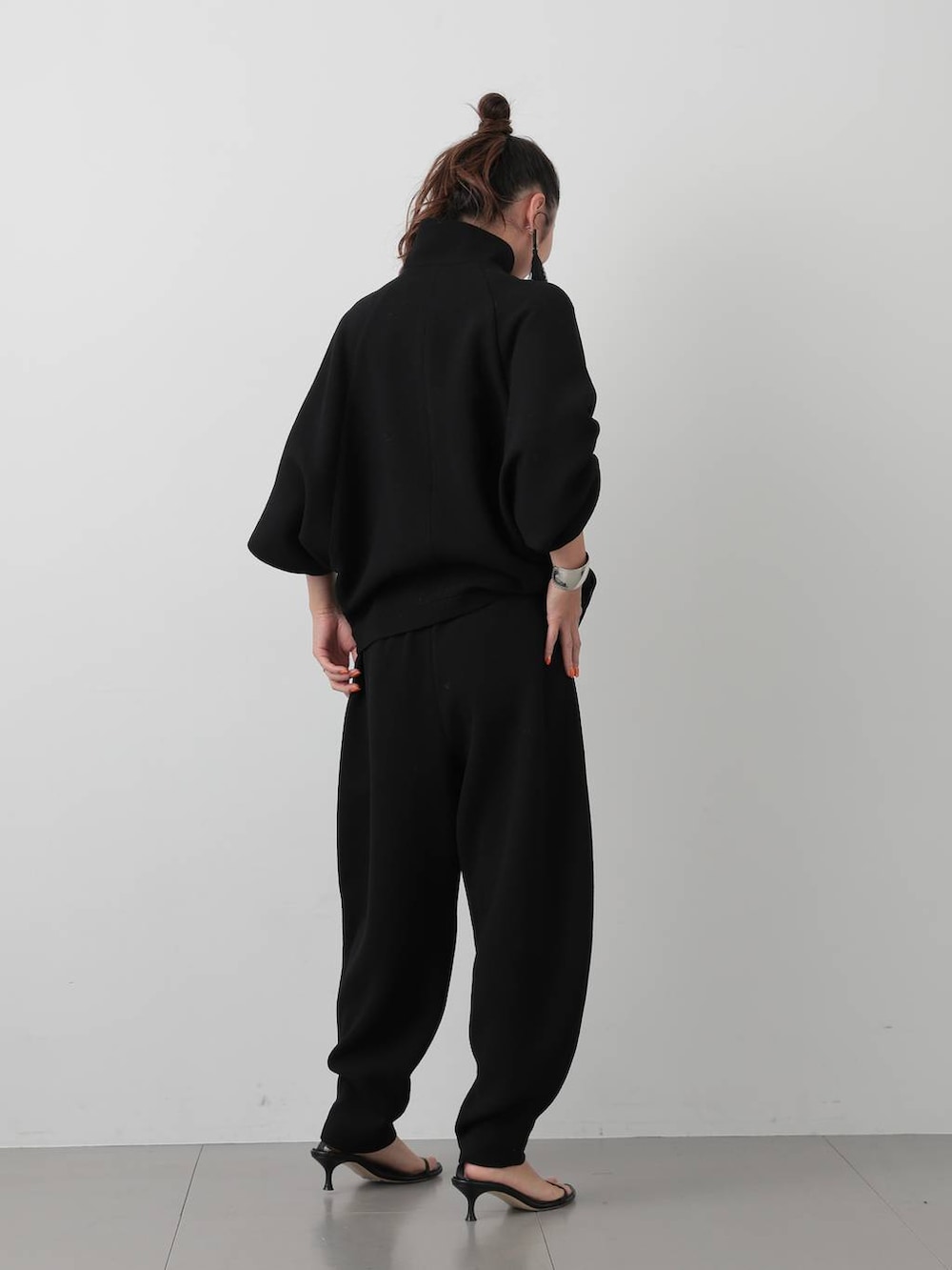 ブラック系のその他パンツ、ブラック系のブルゾン、ブラック系のピアス(両耳用)を着用したレディースの夏コーディネートの4枚目の写真