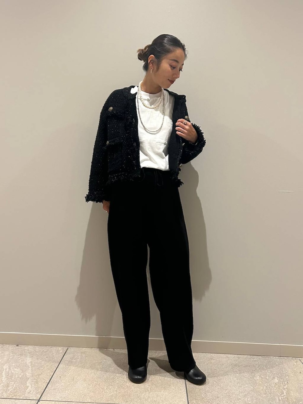 ホワイト系のTシャツ/カットソー、グレー系のカーディガン/ボレロ、ブラック系のその他パンツを着用したレディースの秋コーディネートの3枚目の写真