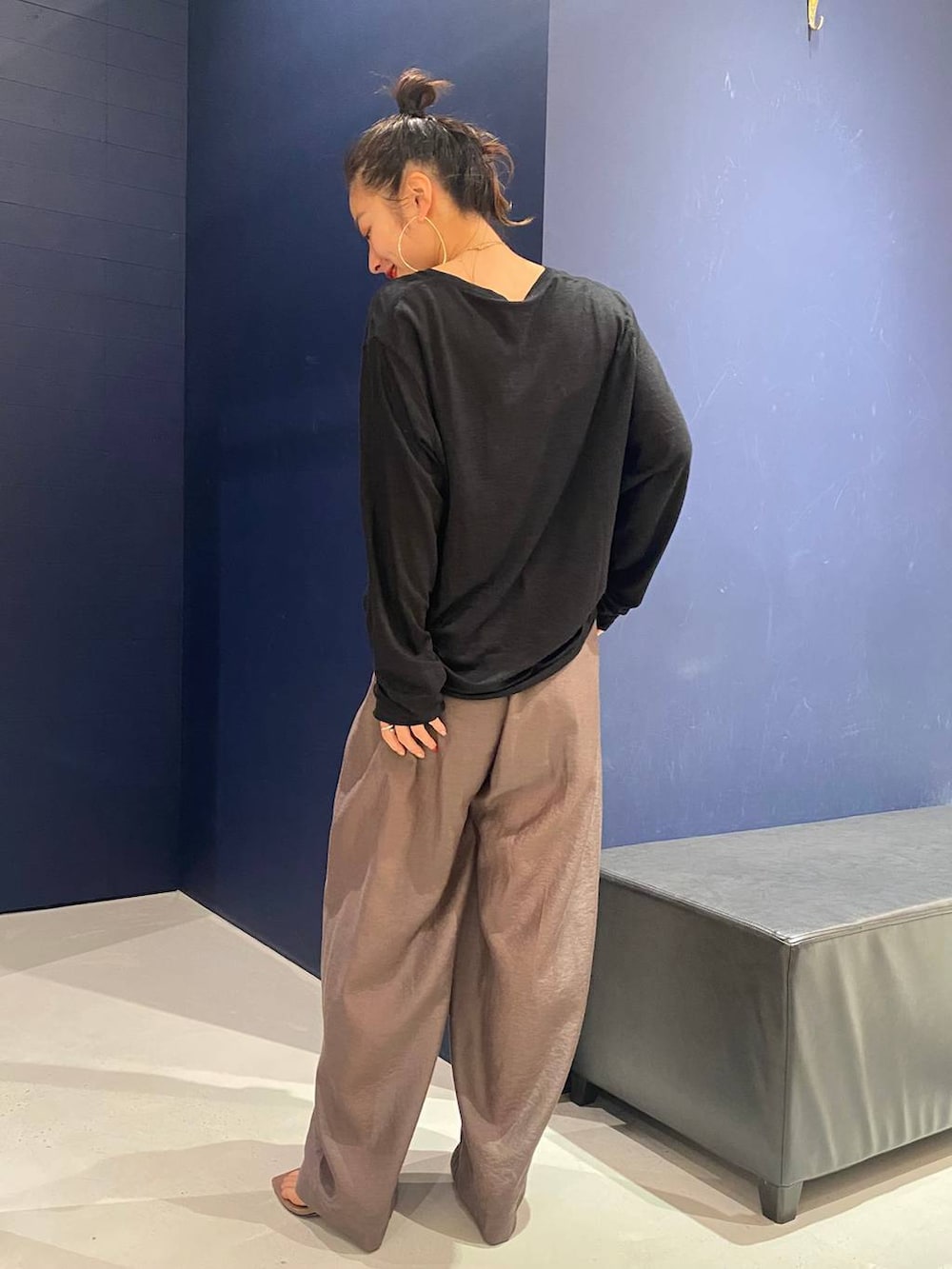 ブラウン系のその他パンツ、ブラック系のTシャツ/カットソーを着用したレディースの春コーディネートの3枚目の写真