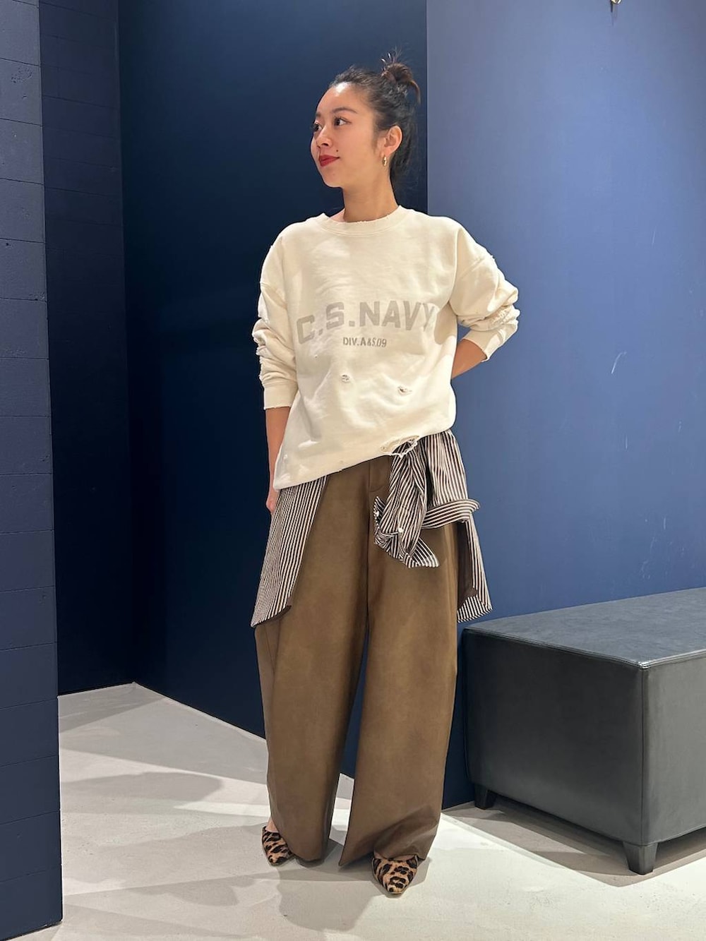 イエロー系のその他パンツ、ブラウン系のシャツ/ブラウス、ゴールド系のブレスレットを着用したレディースの春コーディネートの5枚目の写真