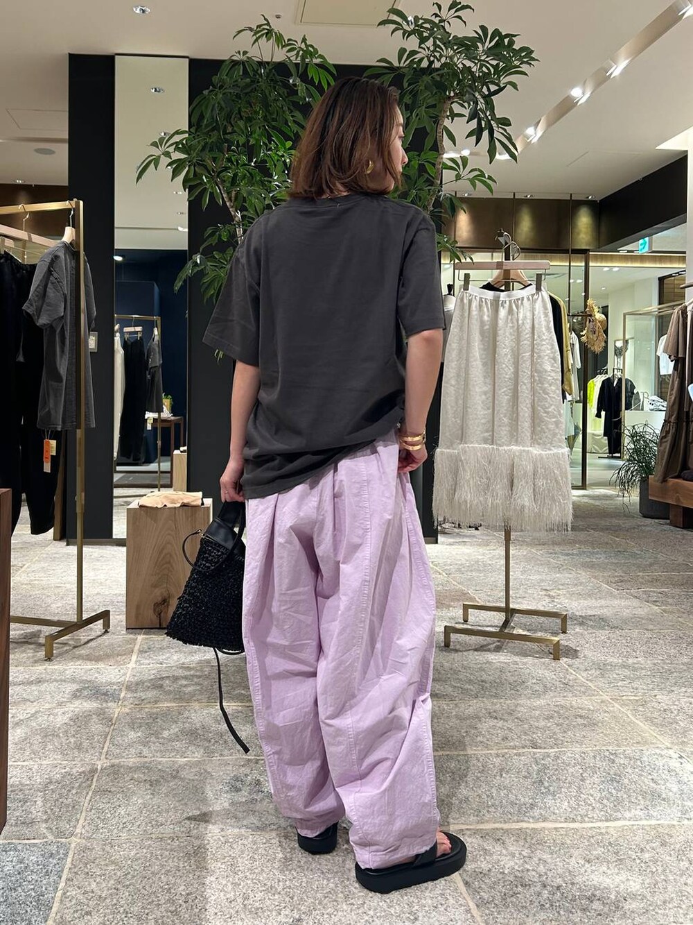 ピンク系のその他パンツ、ブラック系のTシャツ/カットソー、ゴールド系のバングル/リストバンドを着用したレディースの夏コーディネートの4枚目の写真