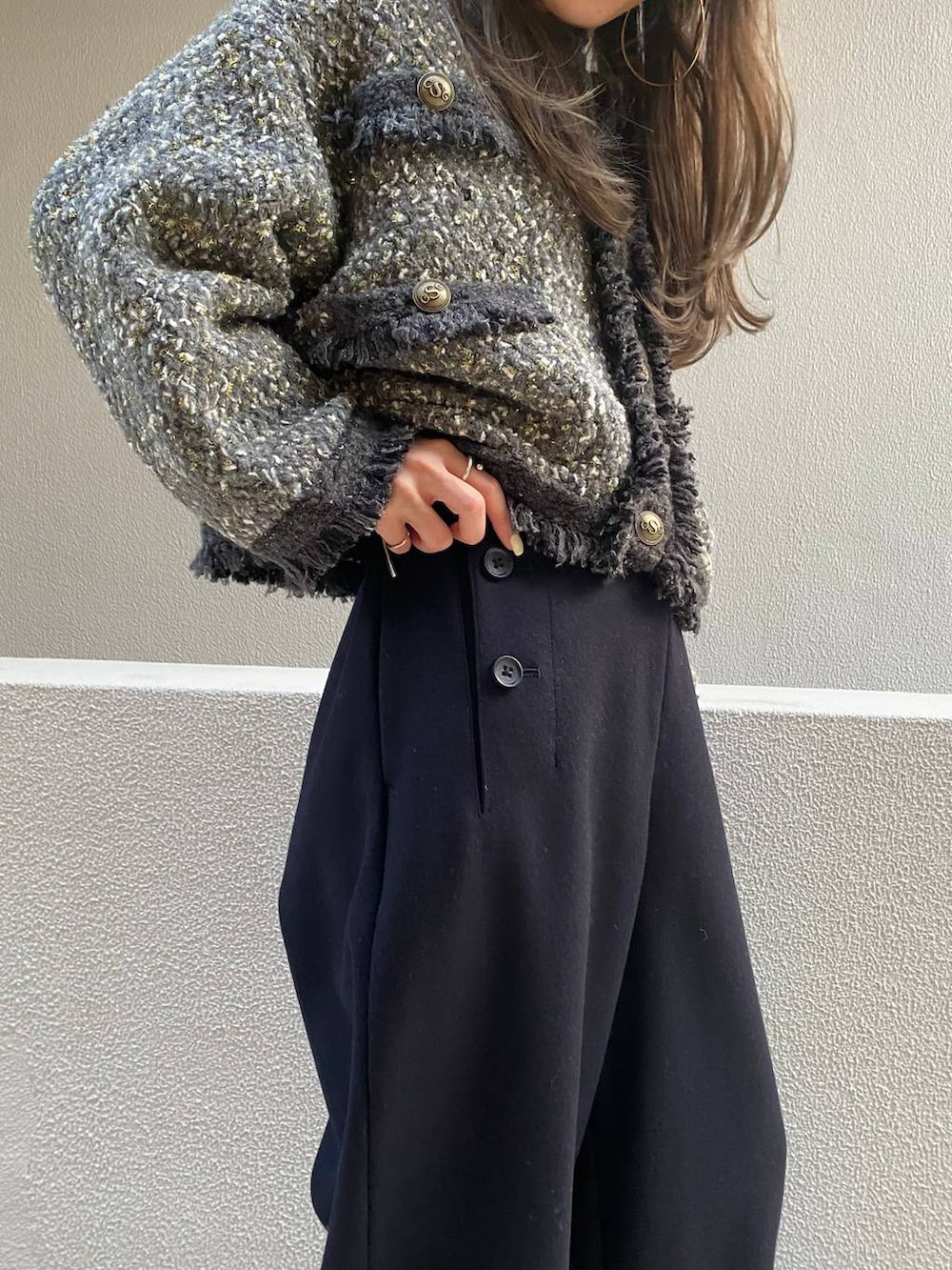 ブルー系のその他パンツ、グレー系のカーディガン/ボレロを着用したレディースの秋コーディネートの3枚目の写真