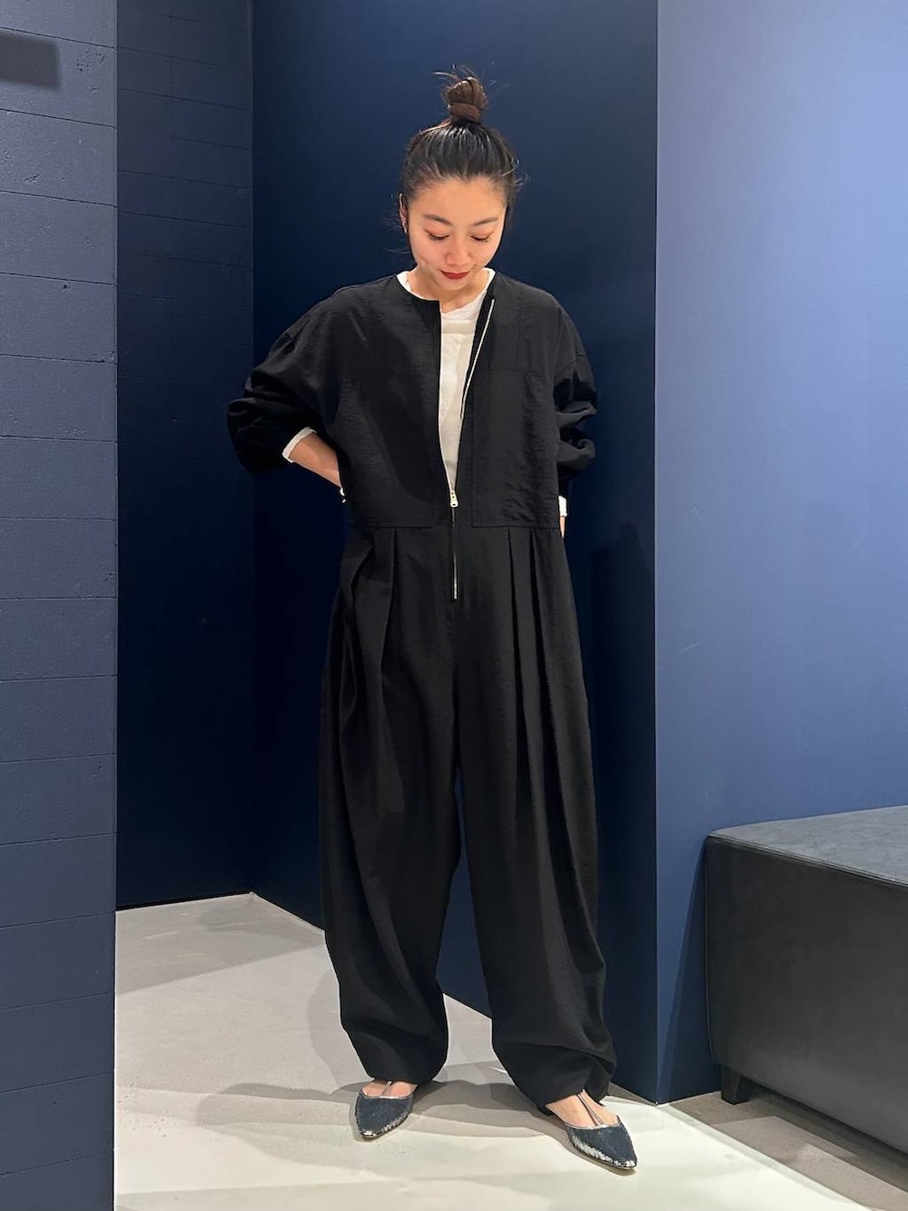 ホワイト系のTシャツ/カットソー、ブラック系のつなぎ/オールインワンを着用したレディースの春コーディネートの2枚目の写真