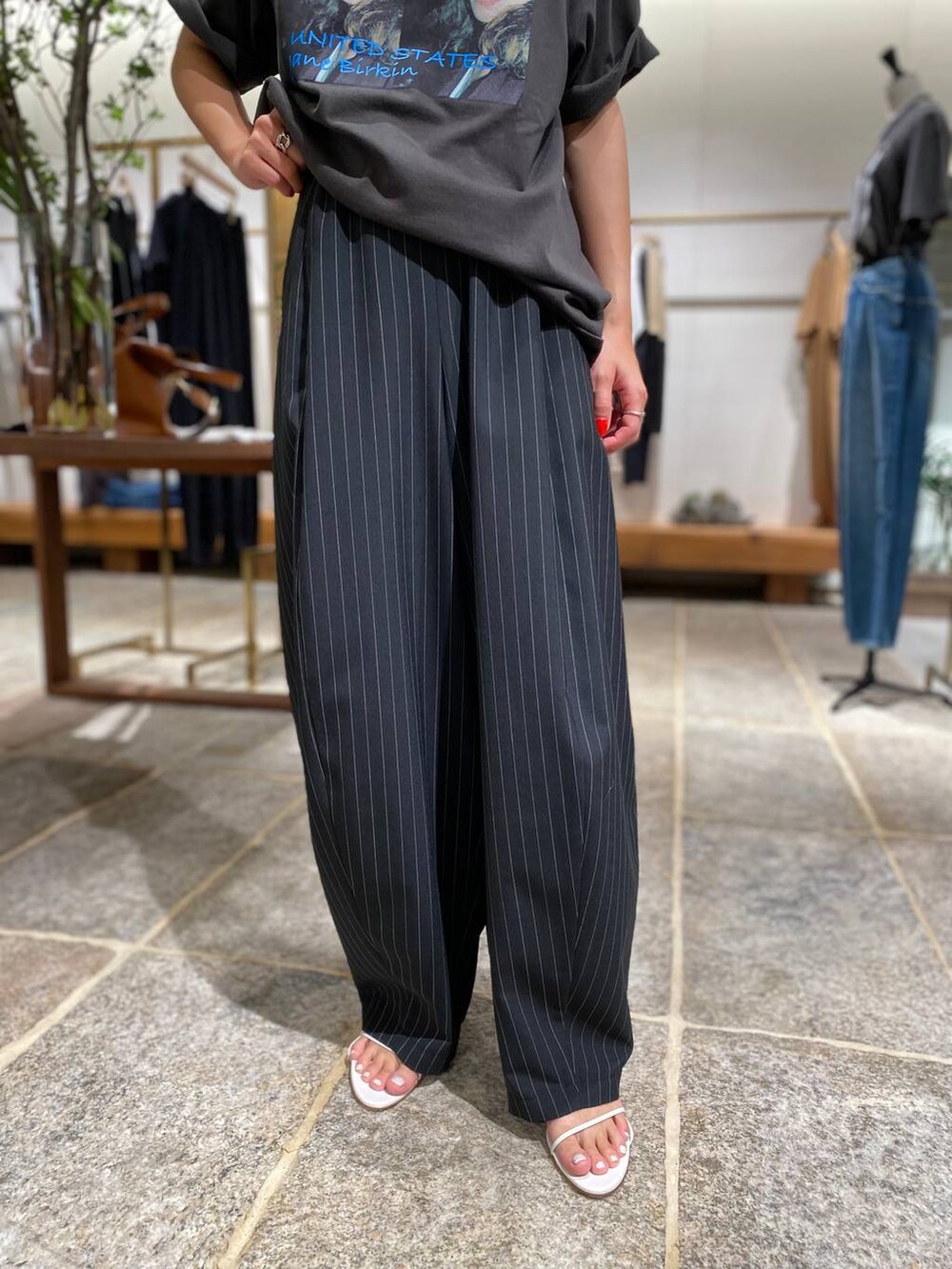 ブラック系のその他パンツを着用したレディースの夏コーディネートの5枚目の写真