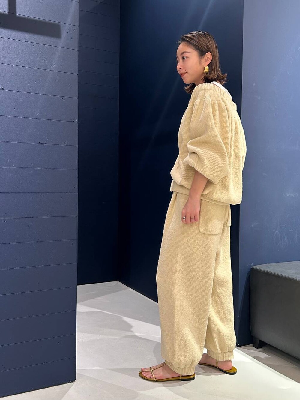 ホワイト系のタンクトップ、ホワイト系のその他パンツ、ホワイト系のカーディガン/ボレロを着用したレディースの夏コーディネートの3枚目の写真