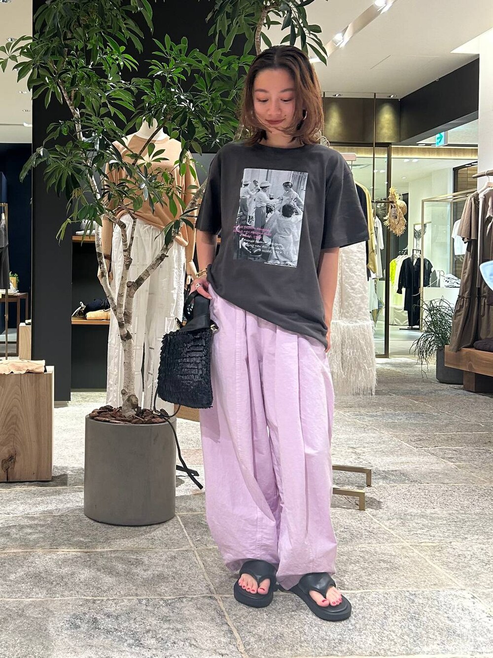 ピンク系のその他パンツ、ブラック系のTシャツ/カットソー、ゴールド系のバングル/リストバンドを着用したレディースの夏コーディネートの2枚目の写真