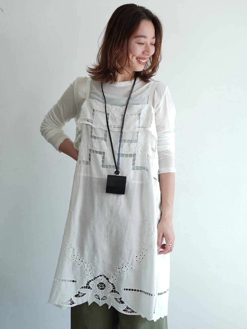 ホワイト系のTシャツ/カットソー、グリーン系のカーゴパンツ、ホワイト系のシャツ/ブラウスを着用したレディースの夏コーディネートの4枚目の写真