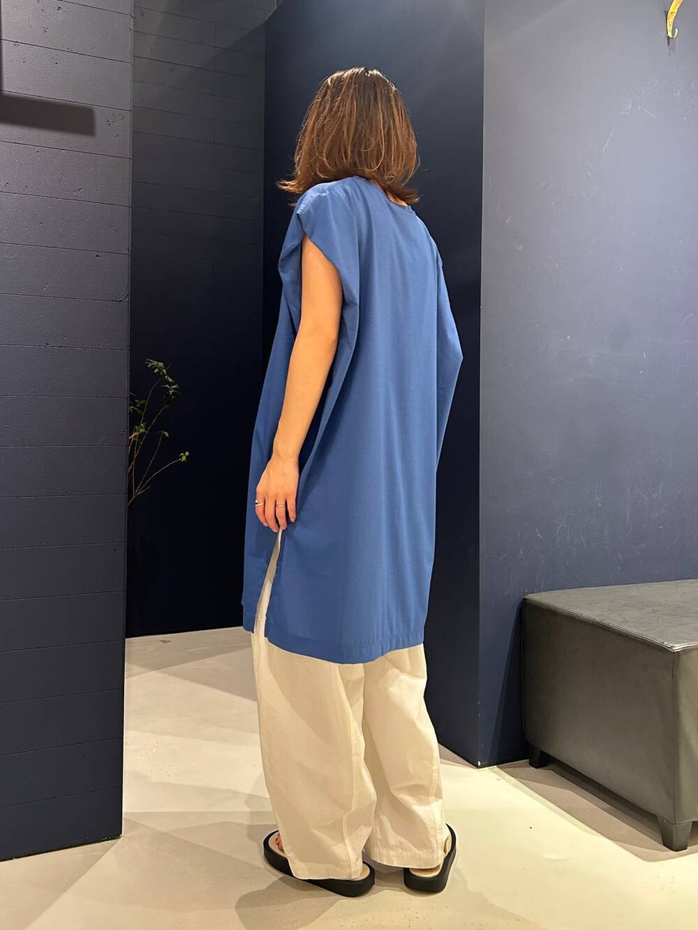 ホワイト系のその他パンツ、ブルー系のTシャツ/カットソー、ゴールド系のネックレスを着用したレディースの夏コーディネートの4枚目の写真