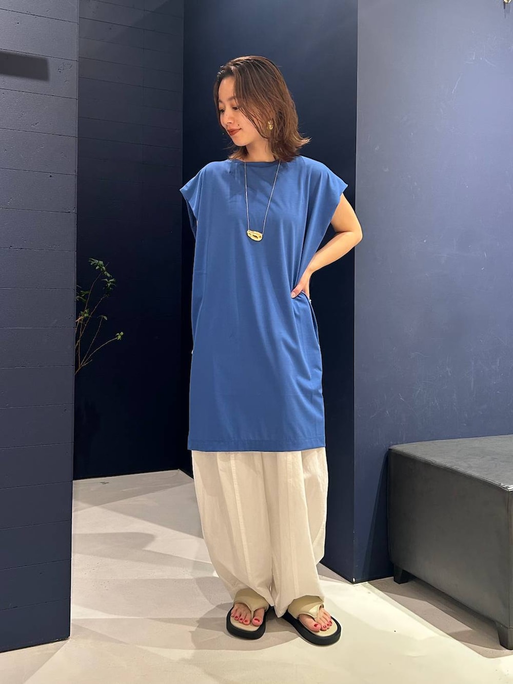 ホワイト系のその他パンツ、ブルー系のTシャツ/カットソー、ゴールド系のネックレスを着用したレディースの夏コーディネートの2枚目の写真