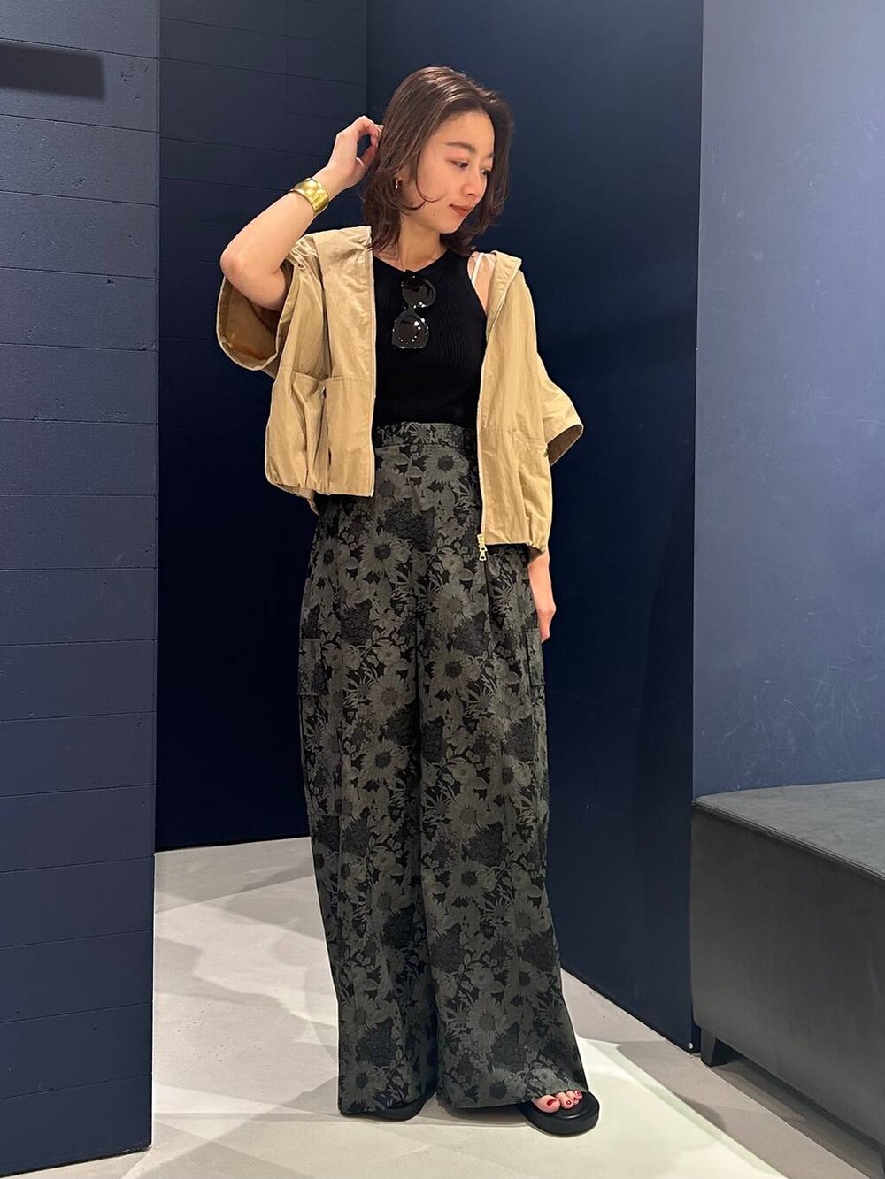 ブラック系のタンクトップ、グレー系のカーゴパンツ、ベージュ系のシャツ/ブラウスを着用したレディースの春コーディネートの2枚目の写真