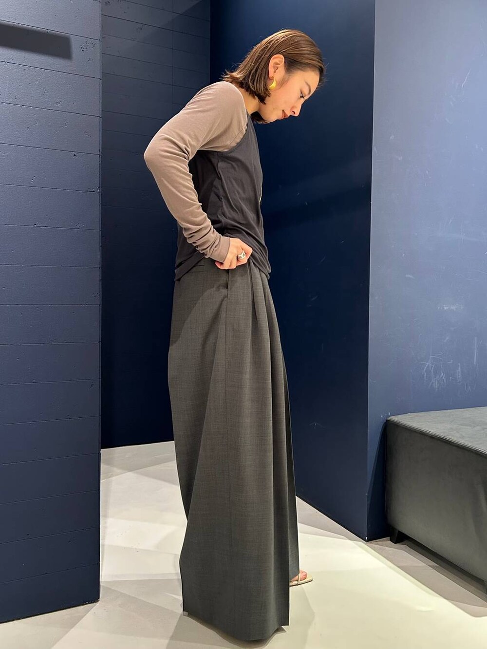 グレー系のその他パンツ、グレー系のTシャツ/カットソー、ブラウン系のタンクトップを着用したレディースの春コーディネートの4枚目の写真