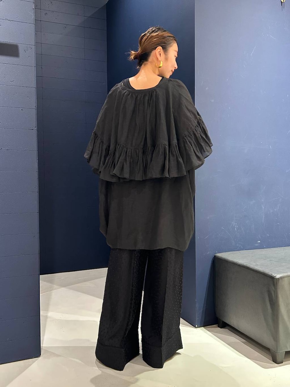 ブラック系のその他パンツ、ブラック系のシャツ/ブラウスを着用したレディースの春コーディネートの3枚目の写真