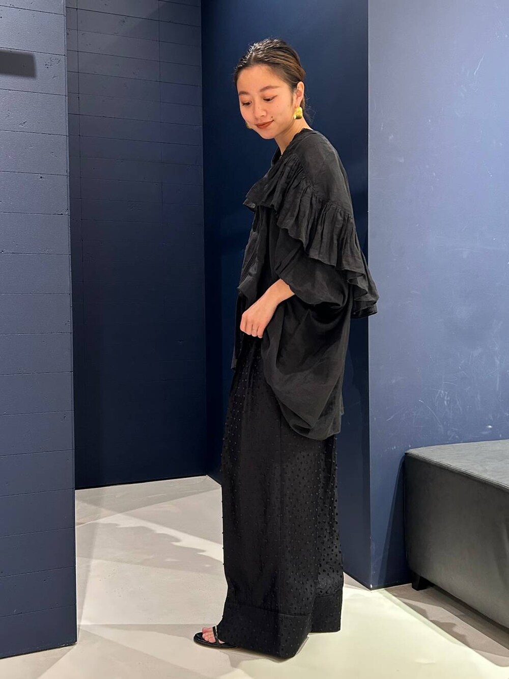 ブラック系のその他パンツ、ブラック系のシャツ/ブラウスを着用したレディースの春コーディネートの4枚目の写真