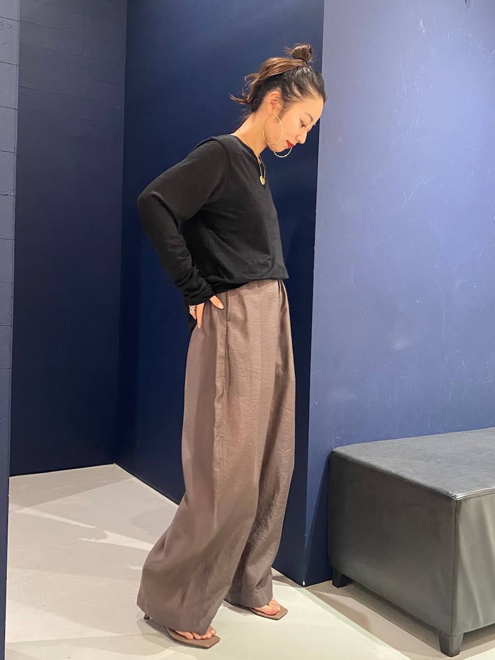 ブラウン系のその他パンツ、ブラック系のTシャツ/カットソーを着用したレディースの春コーディネートの2枚目の写真