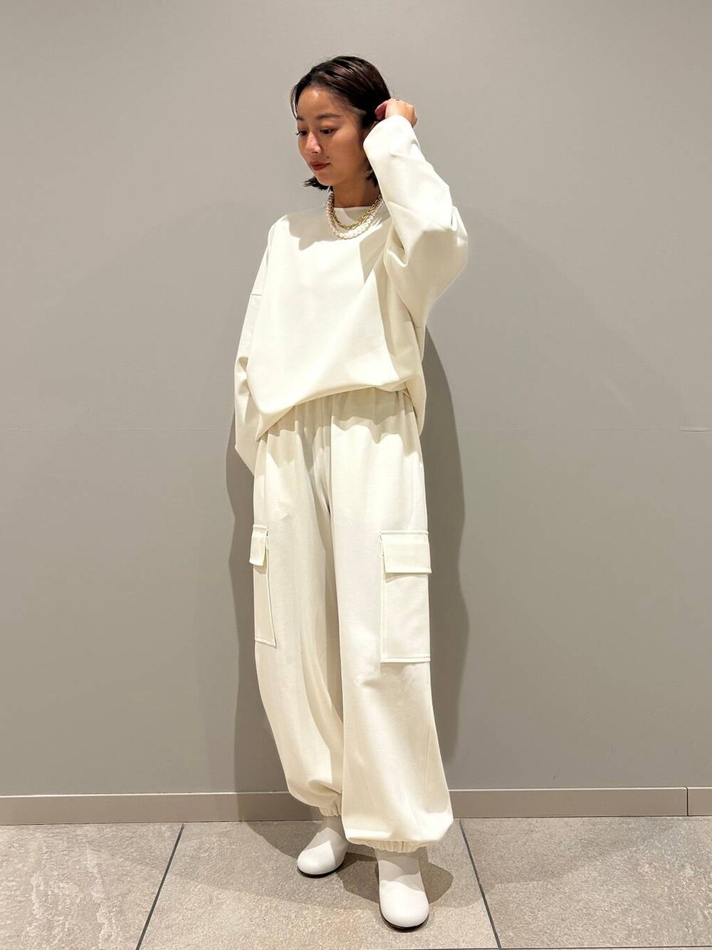 ホワイト系のカーゴパンツ、ホワイト系のスウェットを着用したレディースの秋コーディネートの3枚目の写真