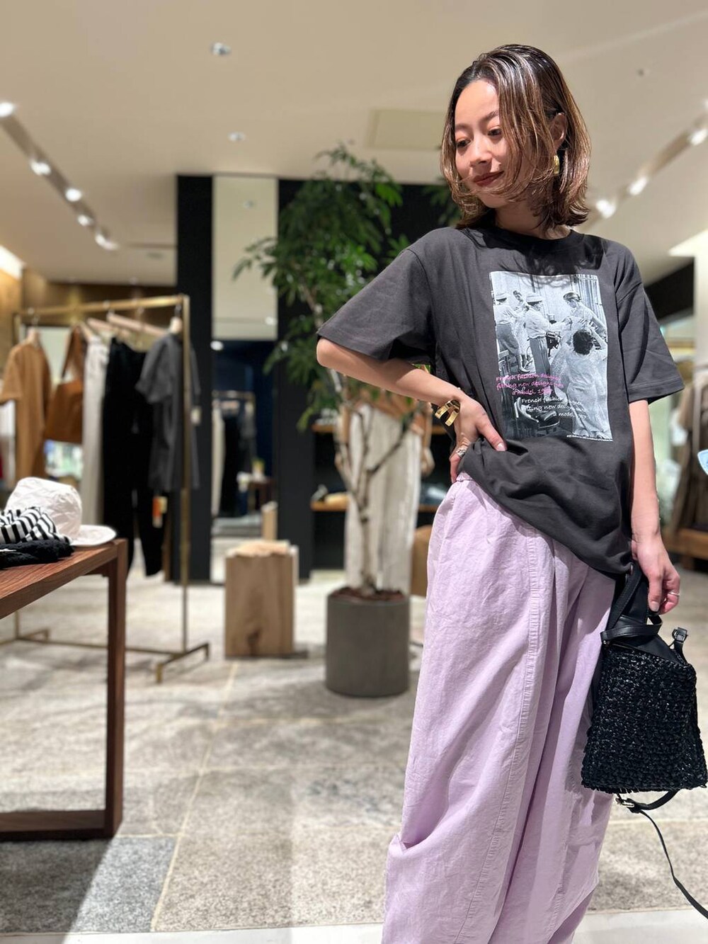 ピンク系のその他パンツ、ブラック系のTシャツ/カットソー、ゴールド系のバングル/リストバンドを着用したレディースの夏コーディネートの6枚目の写真