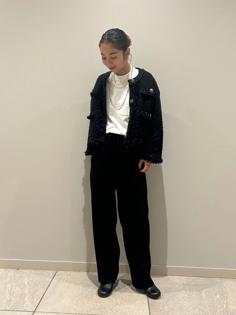 ホワイト系のTシャツ/カットソー、グレー系のカーディガン/ボレロ、ブラック系のその他パンツを着用したレディースの秋コーディネートの2枚目の写真