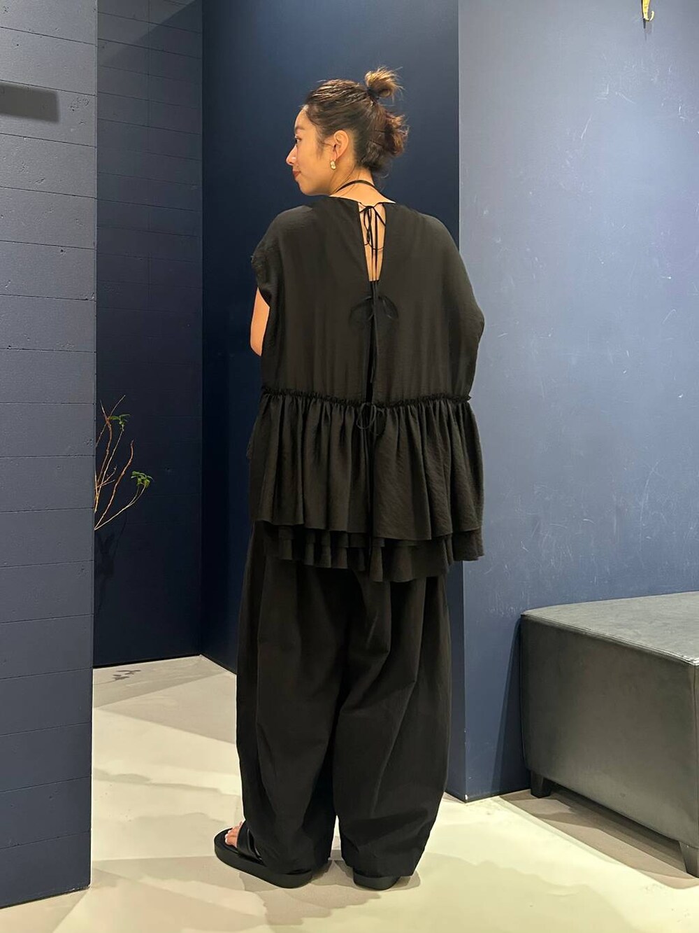 ブラック系のその他パンツ、ブラック系のシャツ/ブラウス、ブラック系のサンダルを着用したレディースの夏コーディネートの4枚目の写真