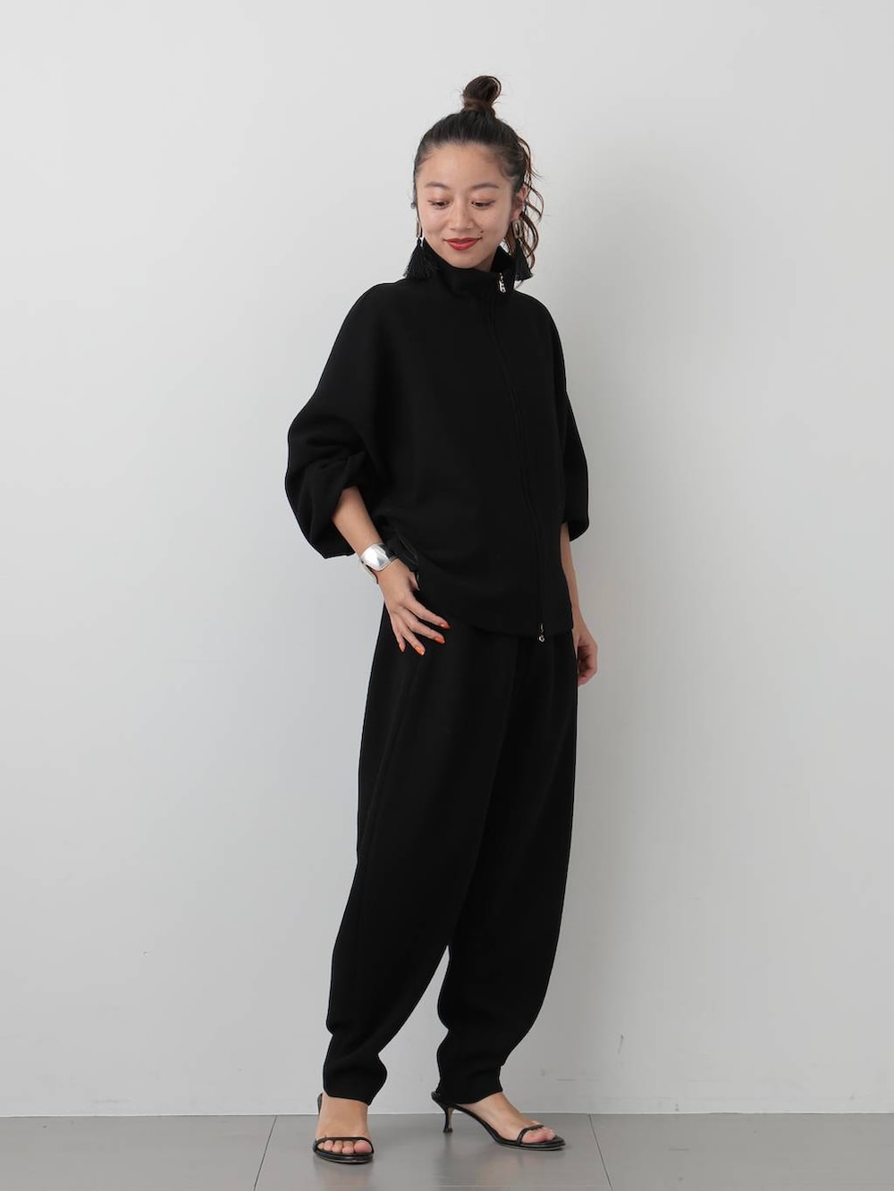 ブラック系のその他パンツ、ブラック系のブルゾン、ブラック系のピアス(両耳用)を着用したレディースの夏コーディネートの2枚目の写真