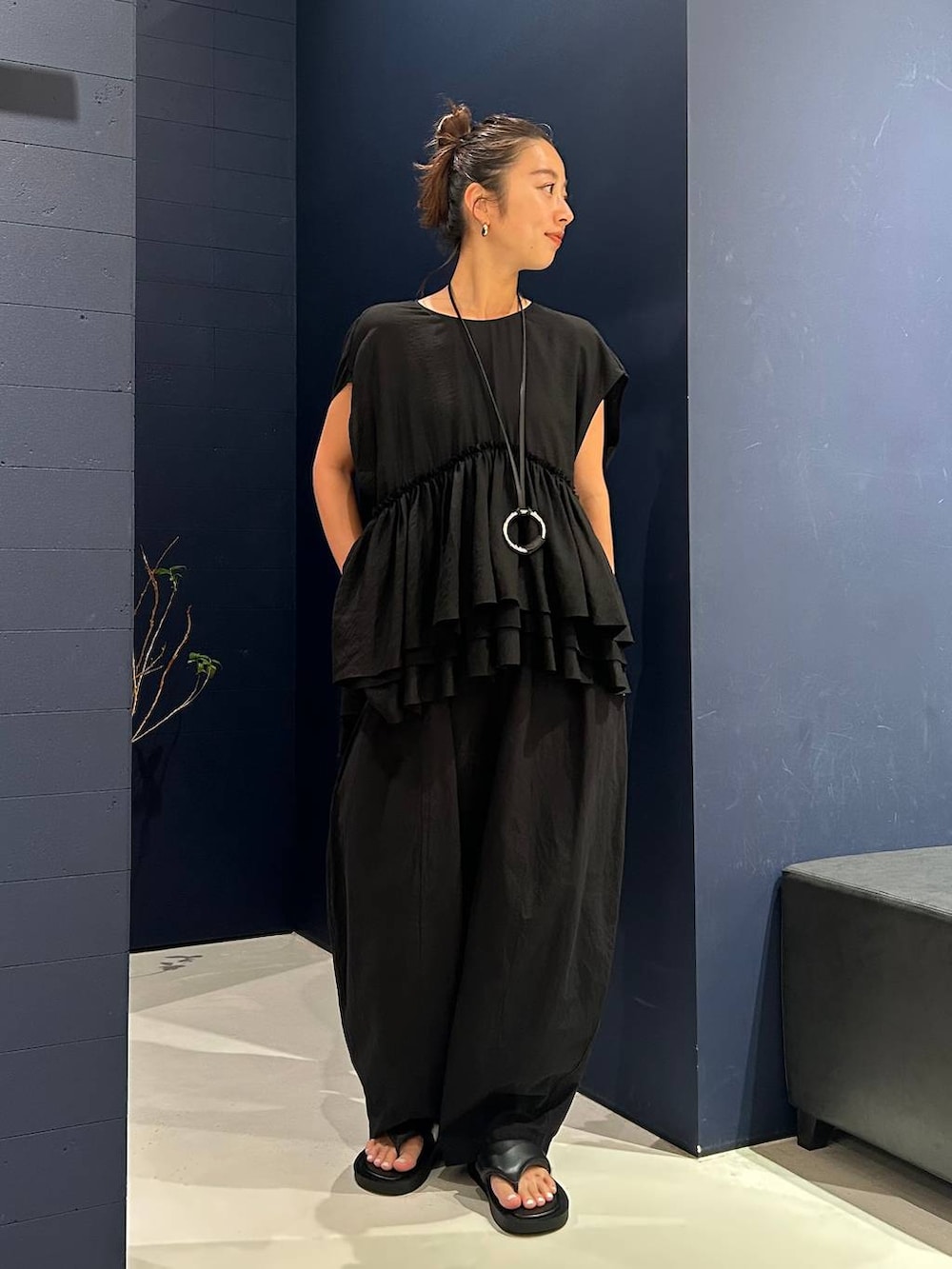 ブラック系のその他パンツ、ブラック系のシャツ/ブラウス、ブラック系のサンダルを着用したレディースの夏コーディネートの2枚目の写真