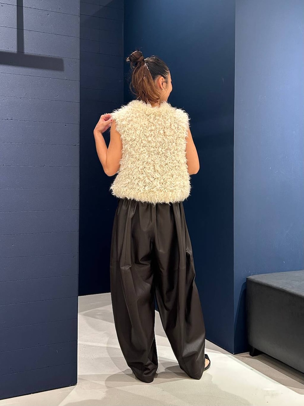 ホワイト系のニット/セーター、ブラウン系のその他パンツ、ホワイト系のネックレスを着用したレディースの夏コーディネートの3枚目の写真
