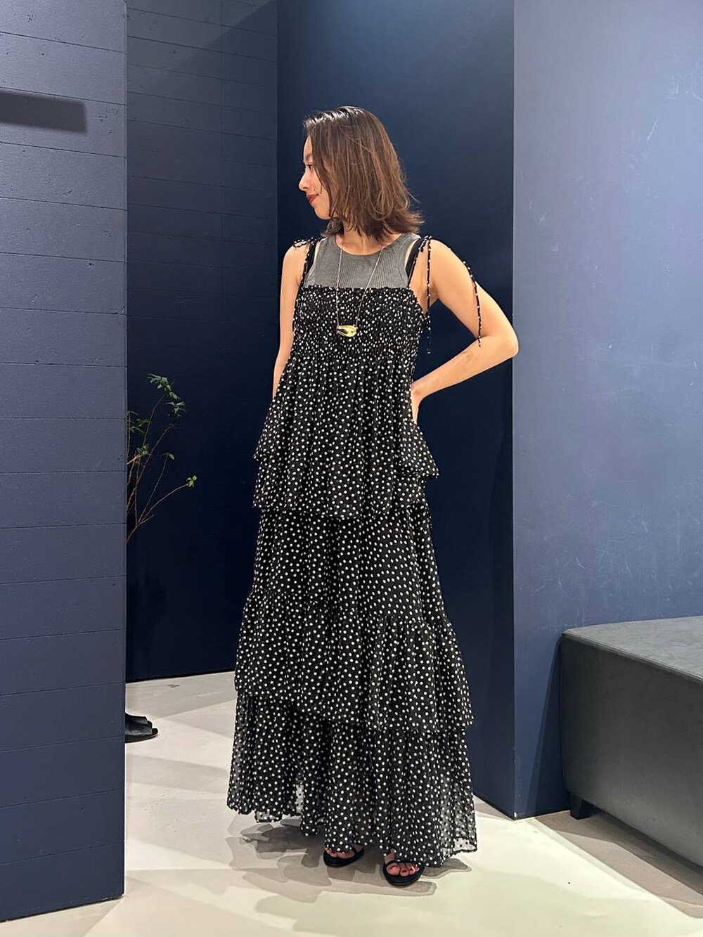 グレー系のタンクトップ、ブラック系のスカート、ブラック系のシャツ/ブラウスを着用したレディースの夏コーディネートの3枚目の写真