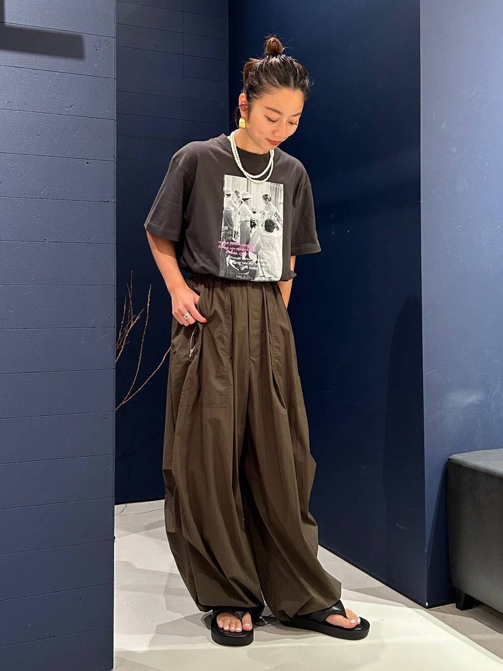 ホワイト系のTシャツ/カットソー、グリーン系のカーゴパンツ、ブラック系のサンダルを着用したレディースの夏コーディネートの2枚目の写真