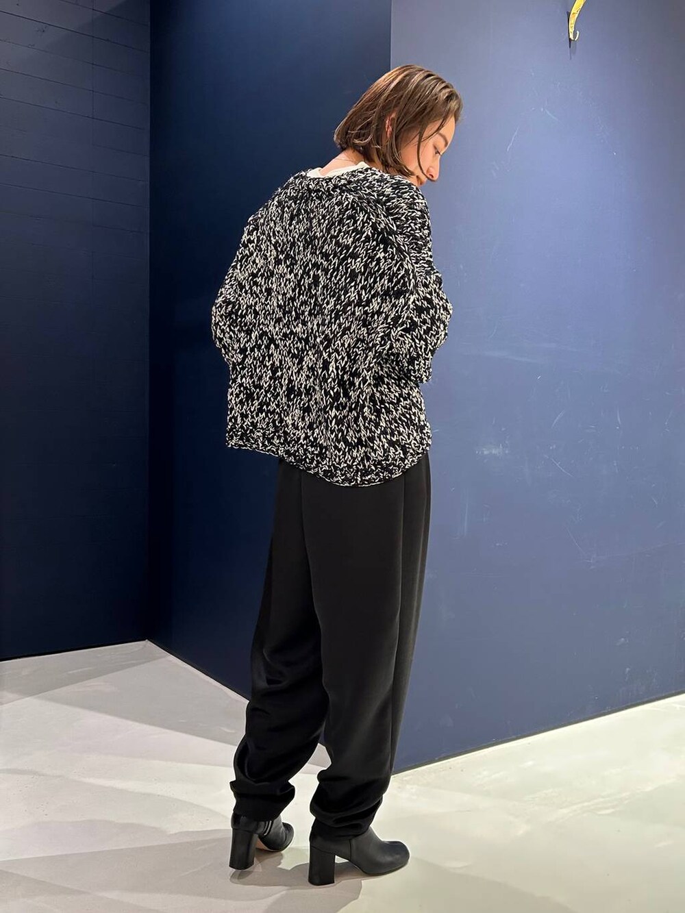 ブラック系のその他パンツ、ホワイト系のニット/セーター、ブラック系のニット/セーターを着用したレディースの冬コーディネートの3枚目の写真