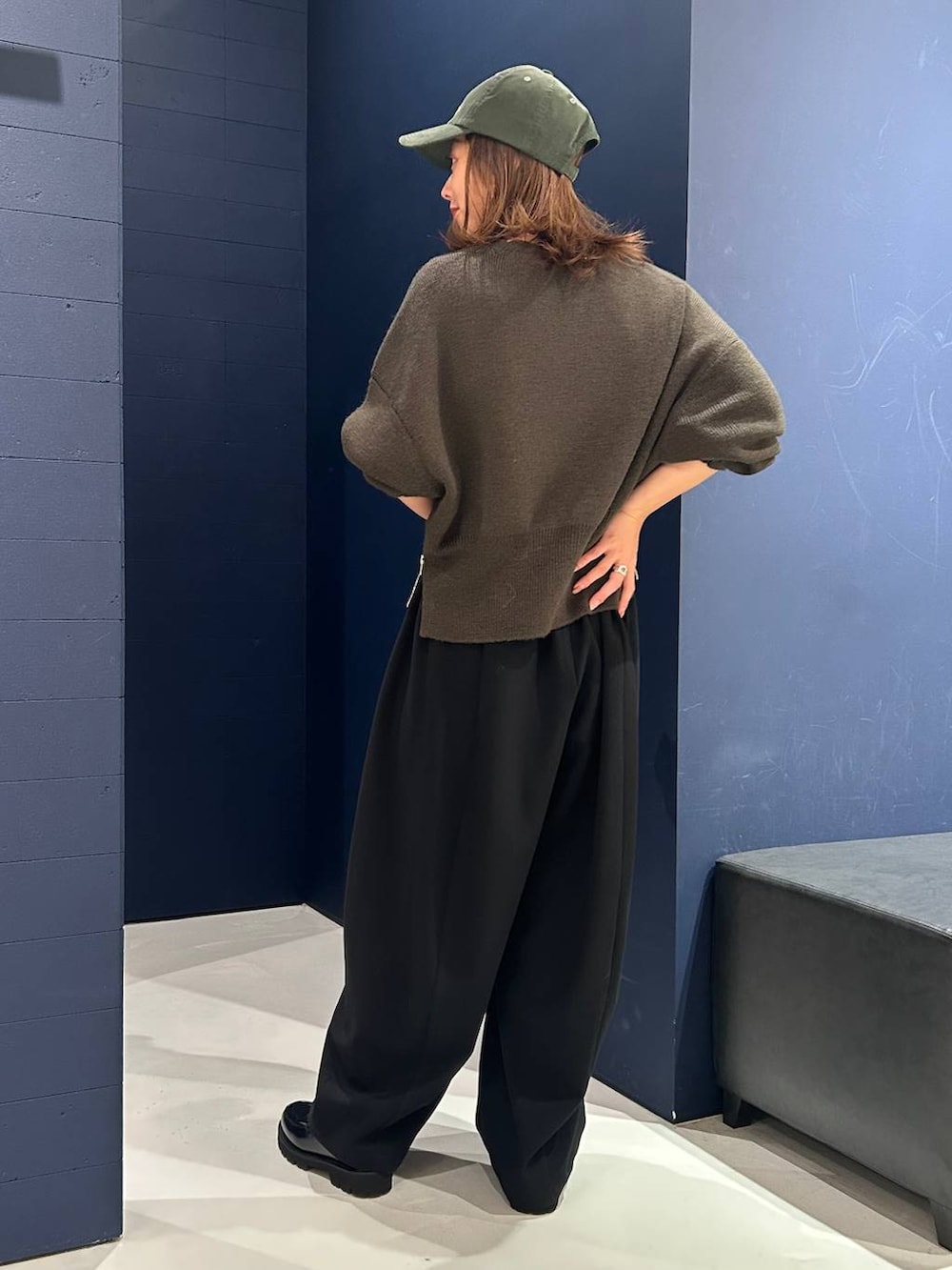 ブラック系のその他パンツ、グリーン系のニット/セーター、ゴールド系のネックレスを着用したレディースの秋コーディネートの4枚目の写真