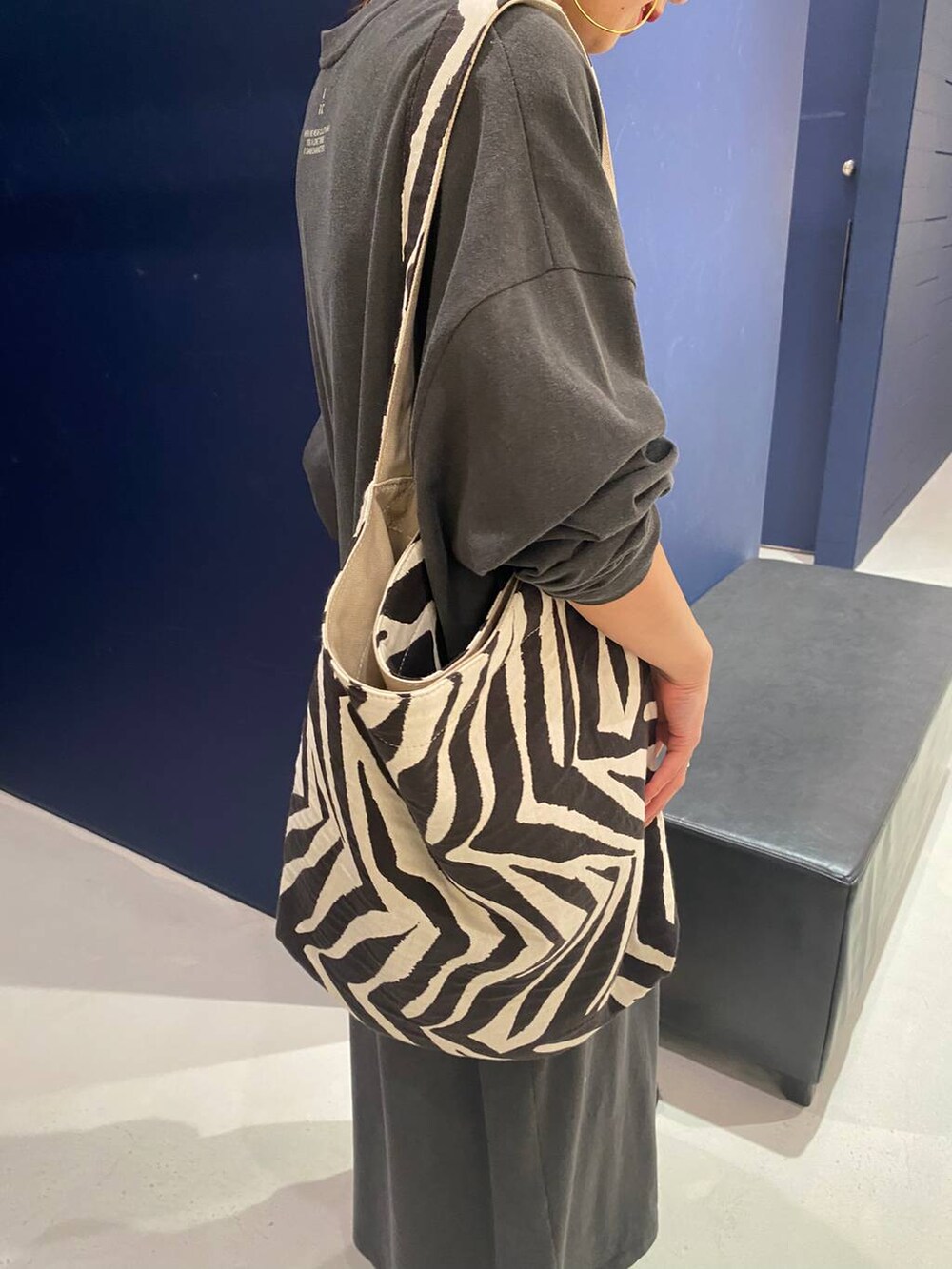 グレー系のワンピース、ベージュ系のその他パンツを着用したレディースの春コーディネートの4枚目の写真