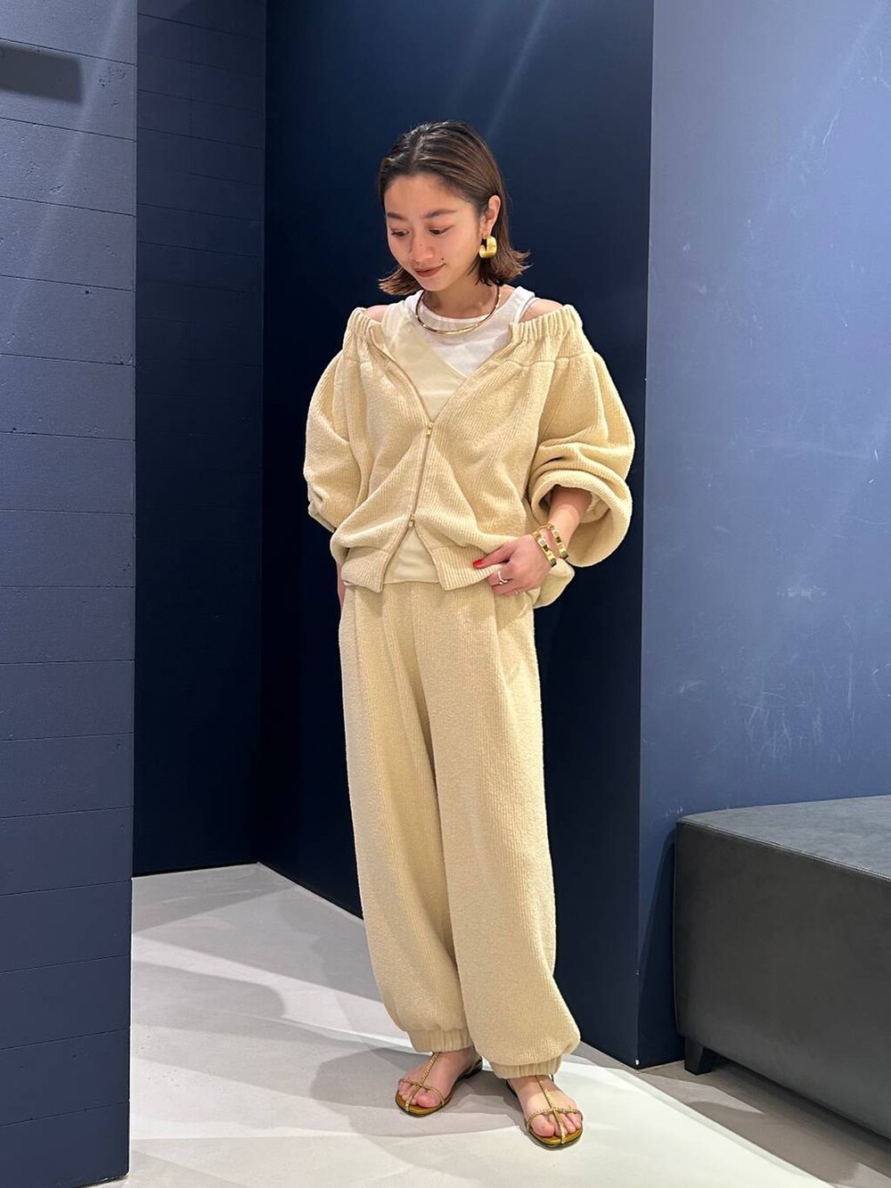 ホワイト系のタンクトップ、ホワイト系のその他パンツ、ホワイト系のカーディガン/ボレロを着用したレディースの夏コーディネートの2枚目の写真