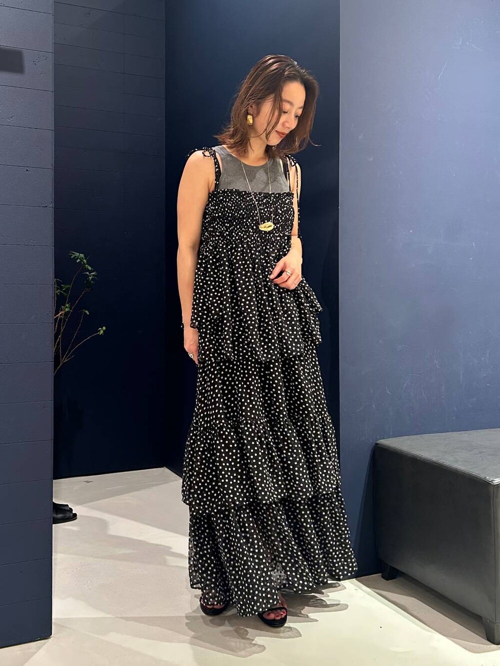 グレー系のタンクトップ、ブラック系のスカート、ブラック系のシャツ/ブラウスを着用したレディースの夏コーディネートの2枚目の写真