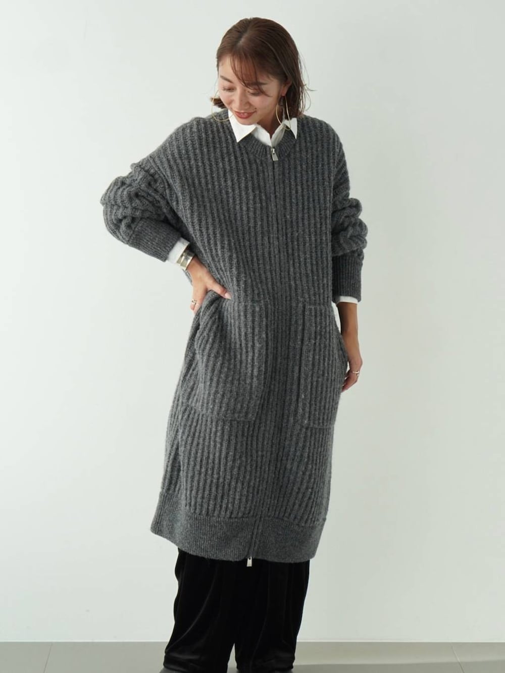 グレー系のカーディガン/ボレロ、ホワイト系のシャツ/ブラウス、ブラック系のその他パンツを着用したレディースの秋コーディネートの3枚目の写真