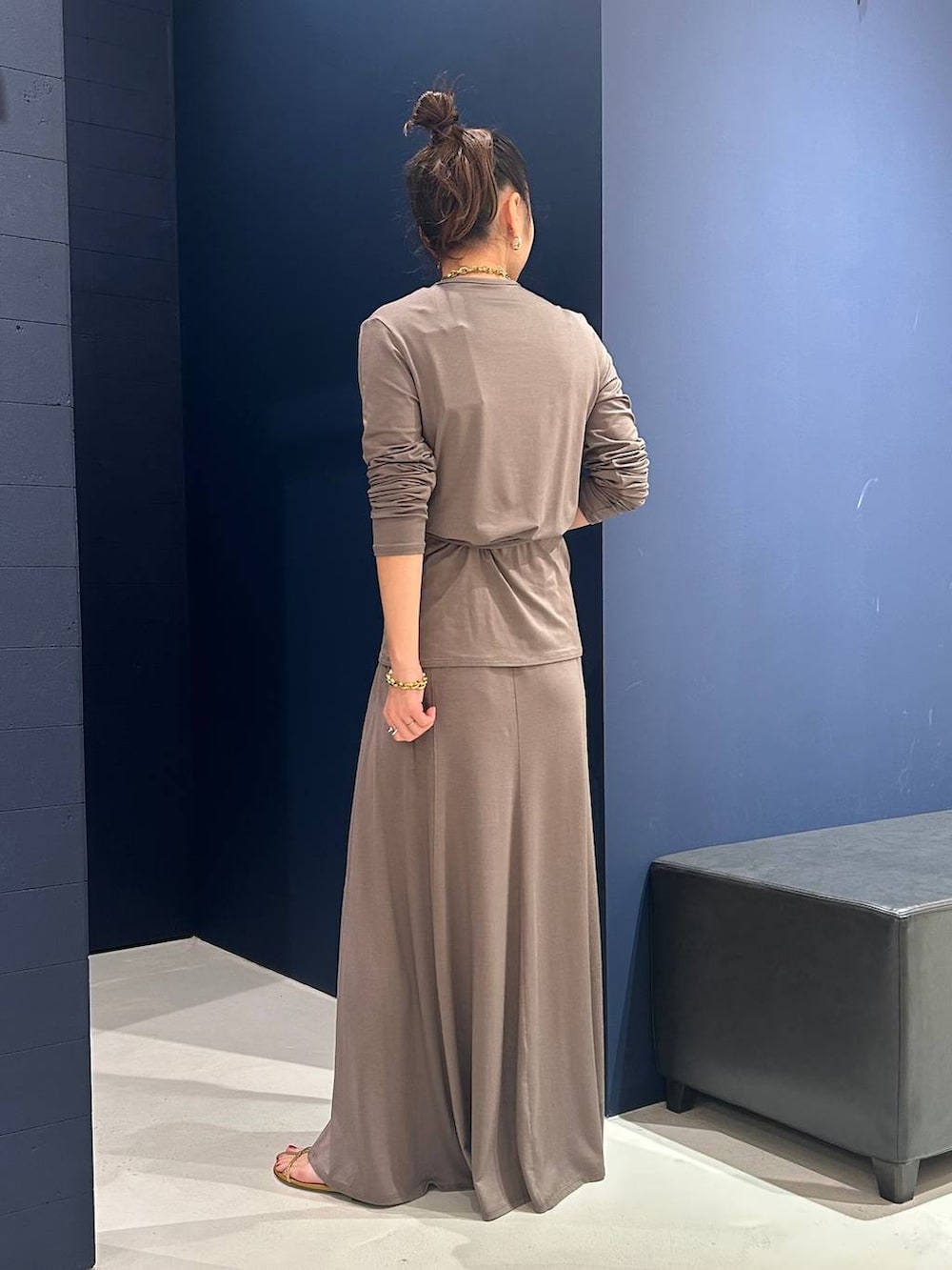 ブラウン系のスカート、ブラウン系のTシャツ/カットソー、ゴールド系のネックレスを着用したレディースの春コーディネートの3枚目の写真