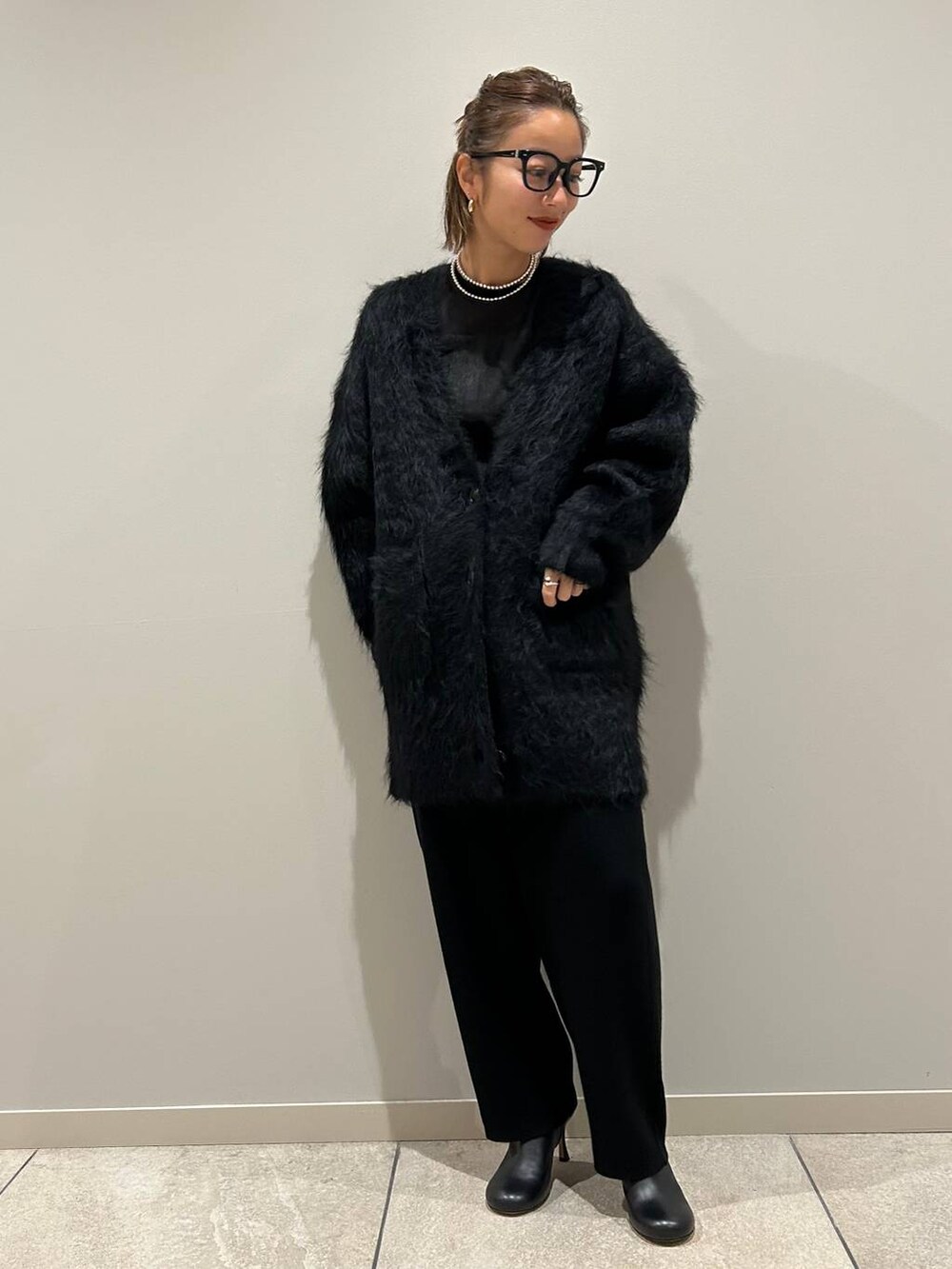 ブラック系のカーディガン/ボレロ、ブラック系のその他パンツ、ブラック系のTシャツ/カットソーを着用したレディースの秋コーディネートの4枚目の写真