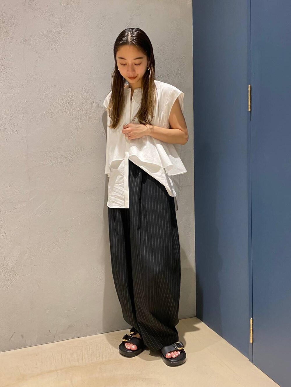 ブラック系のサンダル、ホワイト系のシャツ/ブラウス、ブラック系のその他パンツを着用したレディースの夏コーディネートの4枚目の写真