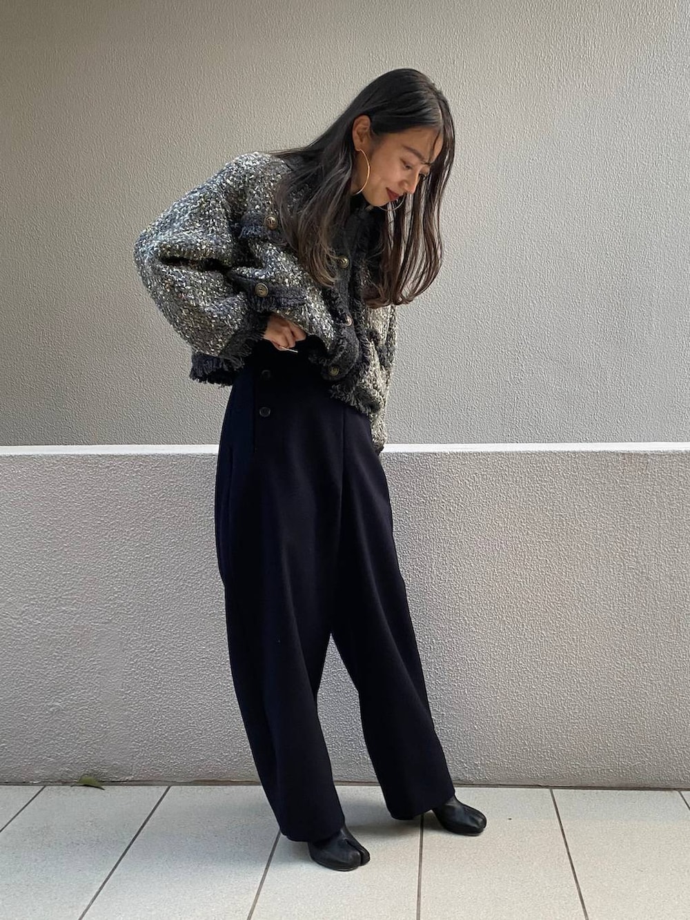 ブルー系のその他パンツ、グレー系のカーディガン/ボレロを着用したレディースの秋コーディネートの2枚目の写真