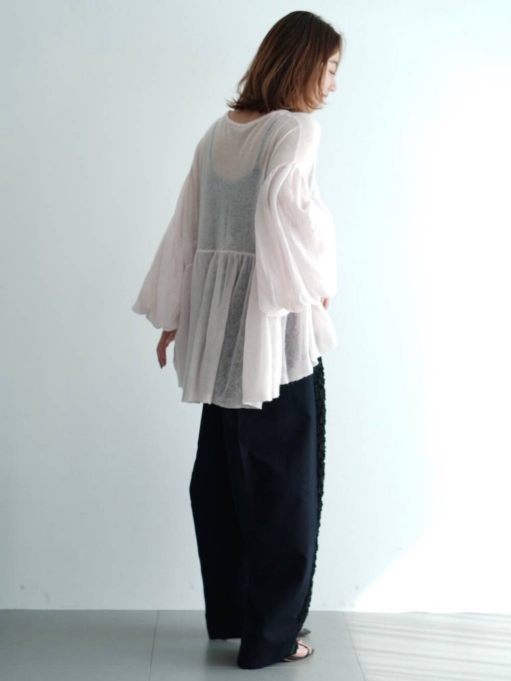 ブラック系のその他パンツ、ピンク系のニット/セーターを着用したレディースの夏コーディネートの4枚目の写真