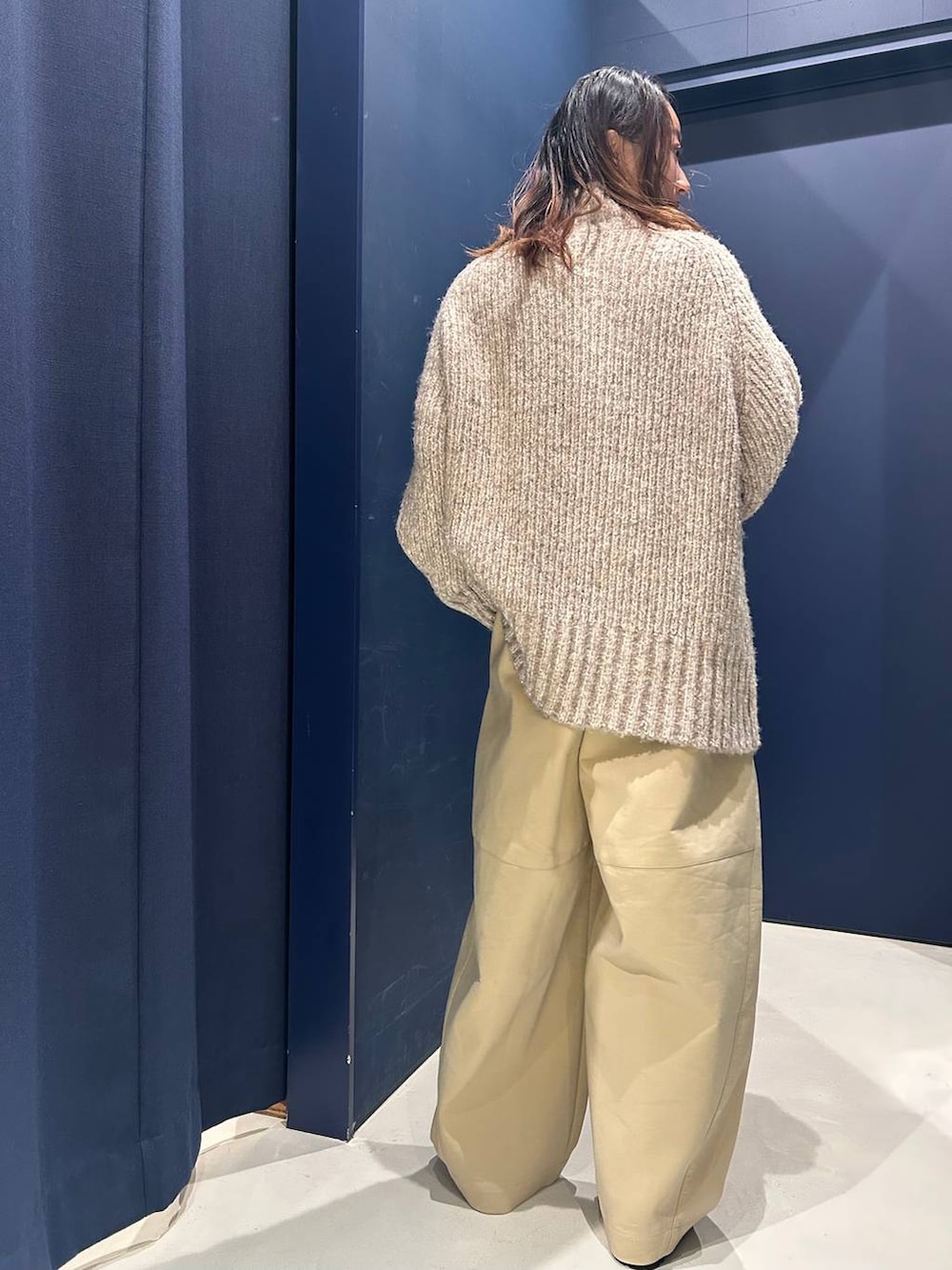 ブラウン系のその他パンツ、ベージュ系のニット/セーターを着用したレディースの冬コーディネートの4枚目の写真