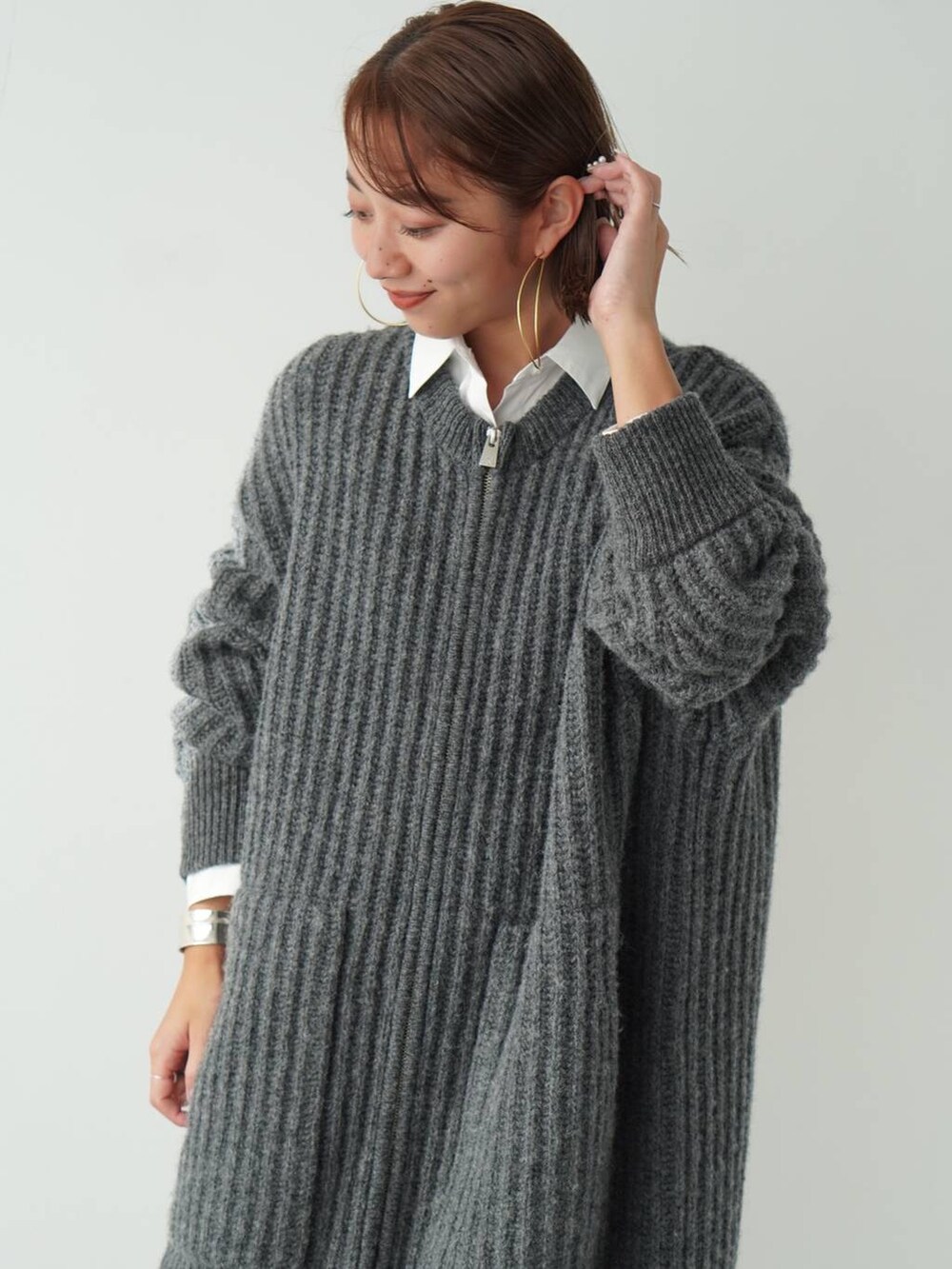 グレー系のカーディガン/ボレロ、ホワイト系のシャツ/ブラウス、ブラック系のその他パンツを着用したレディースの秋コーディネートの4枚目の写真