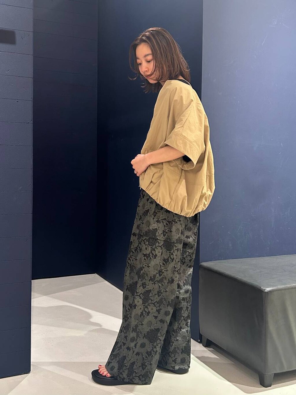 ブラック系のタンクトップ、グレー系のカーゴパンツ、ベージュ系のシャツ/ブラウスを着用したレディースの春コーディネートの3枚目の写真