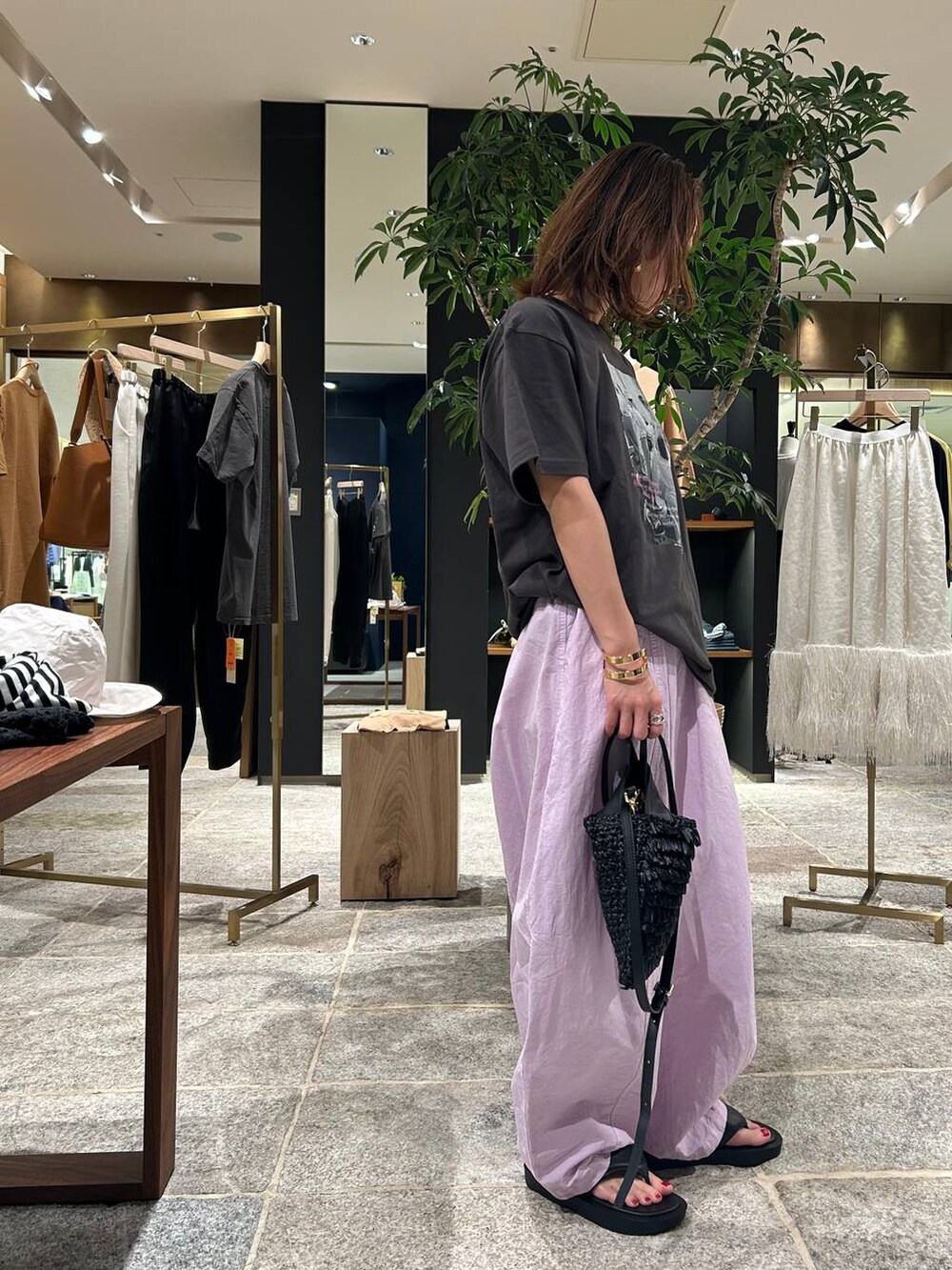 ピンク系のその他パンツ、ブラック系のTシャツ/カットソー、ゴールド系のバングル/リストバンドを着用したレディースの夏コーディネートの5枚目の写真