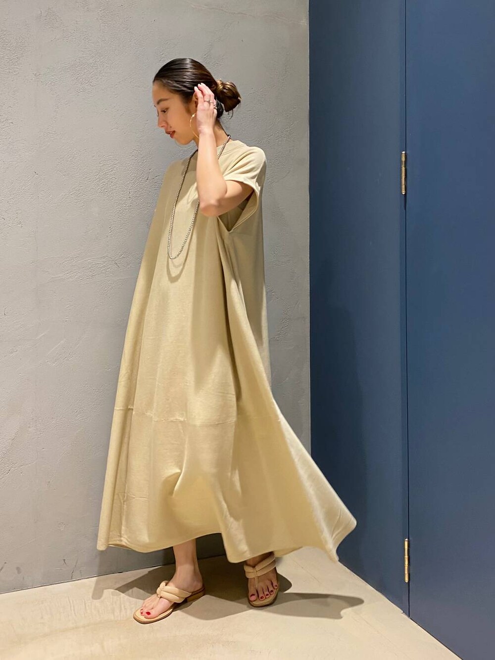 ベージュ系のワンピースを着用したレディースの夏コーディネートの3枚目の写真