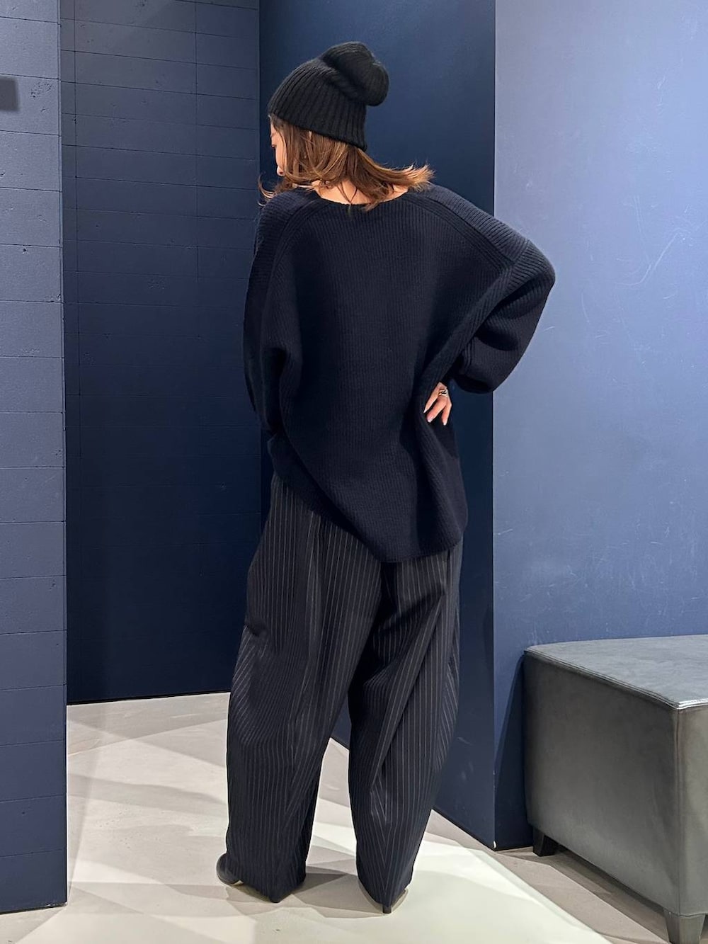 ブルー系のその他パンツ、ブルー系のニット/セーターを着用したレディースの秋コーディネートの4枚目の写真