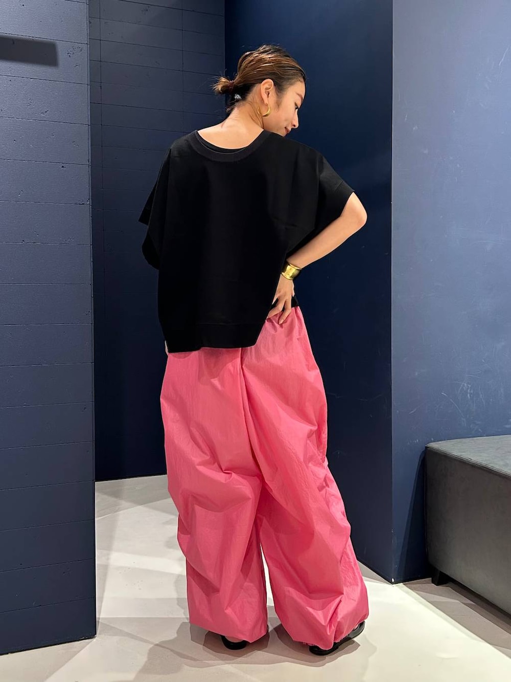 ブラック系のタンクトップ、ピンク系のカーゴパンツ、ブラック系のTシャツ/カットソーを着用したレディースの春コーディネートの4枚目の写真