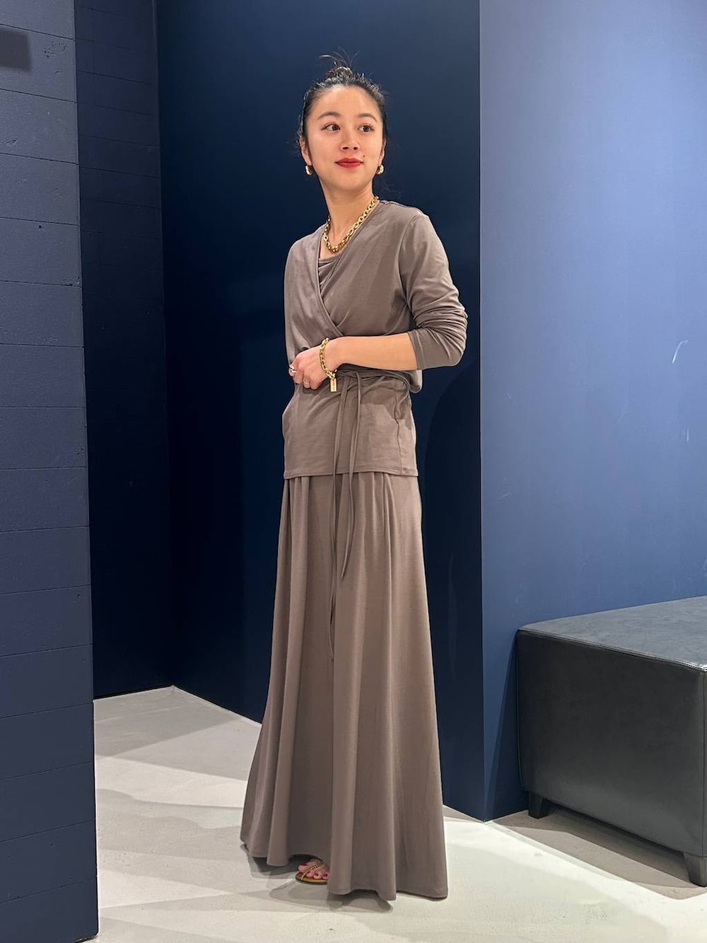 ブラウン系のスカート、ブラウン系のTシャツ/カットソー、ゴールド系のネックレスを着用したレディースの春コーディネートの2枚目の写真