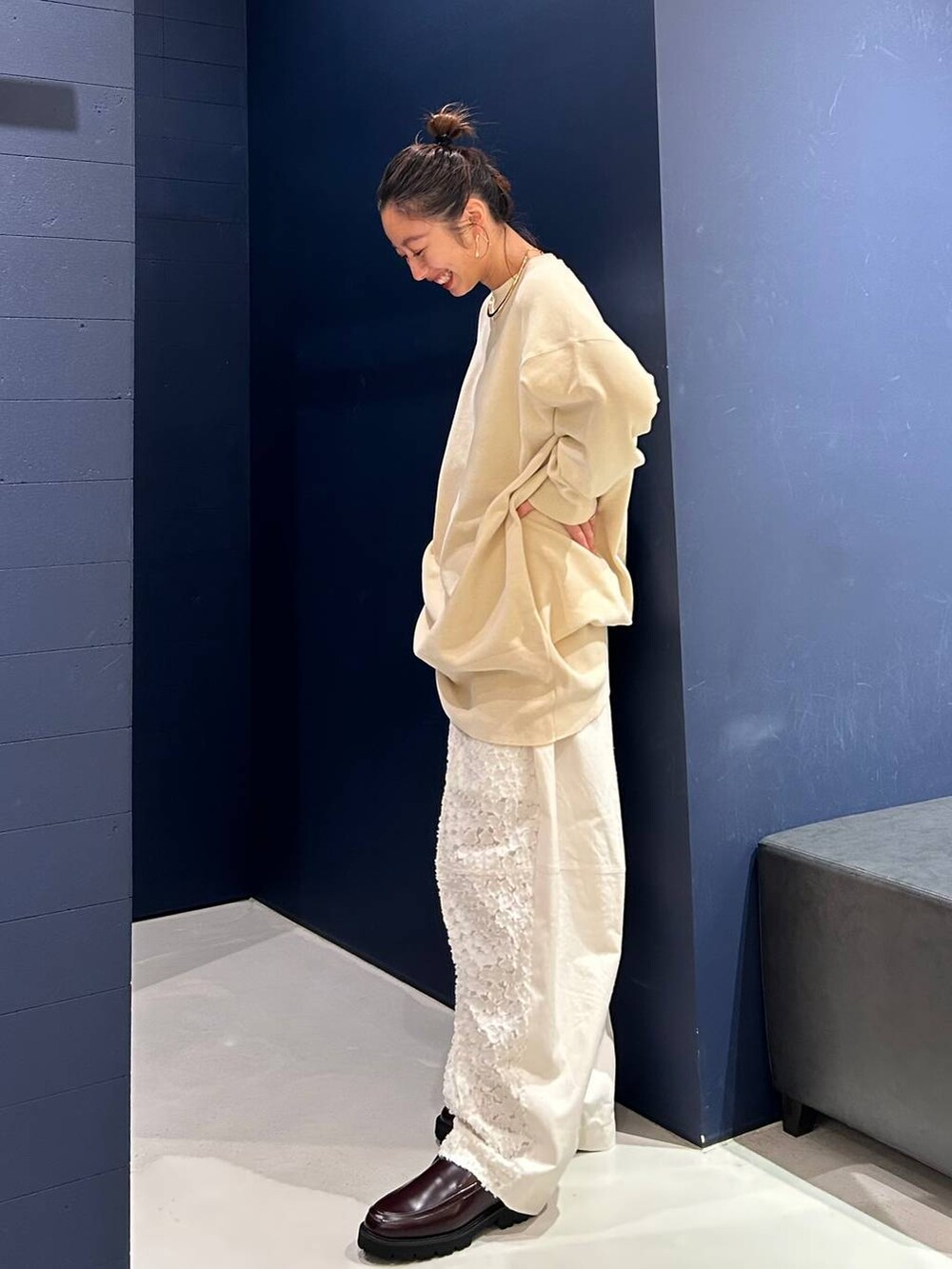 ホワイト系のその他パンツ、ホワイト系のニット/セーター、ゴールド系のバングル/リストバンドを着用したレディースの夏コーディネートの3枚目の写真